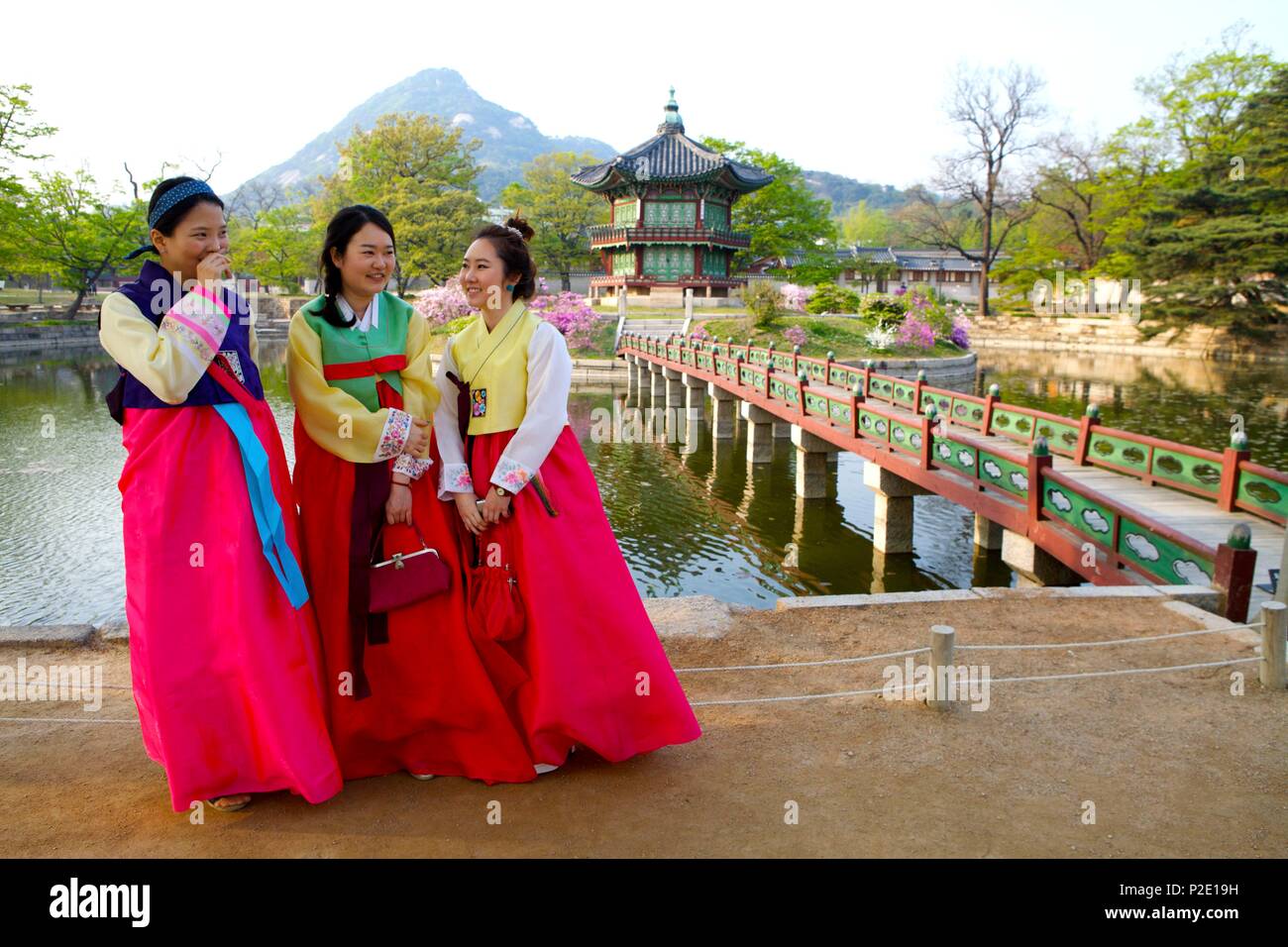 South Korea, Seoul, Koreans in traditional dress at Changgyegong Palace Stock Photo