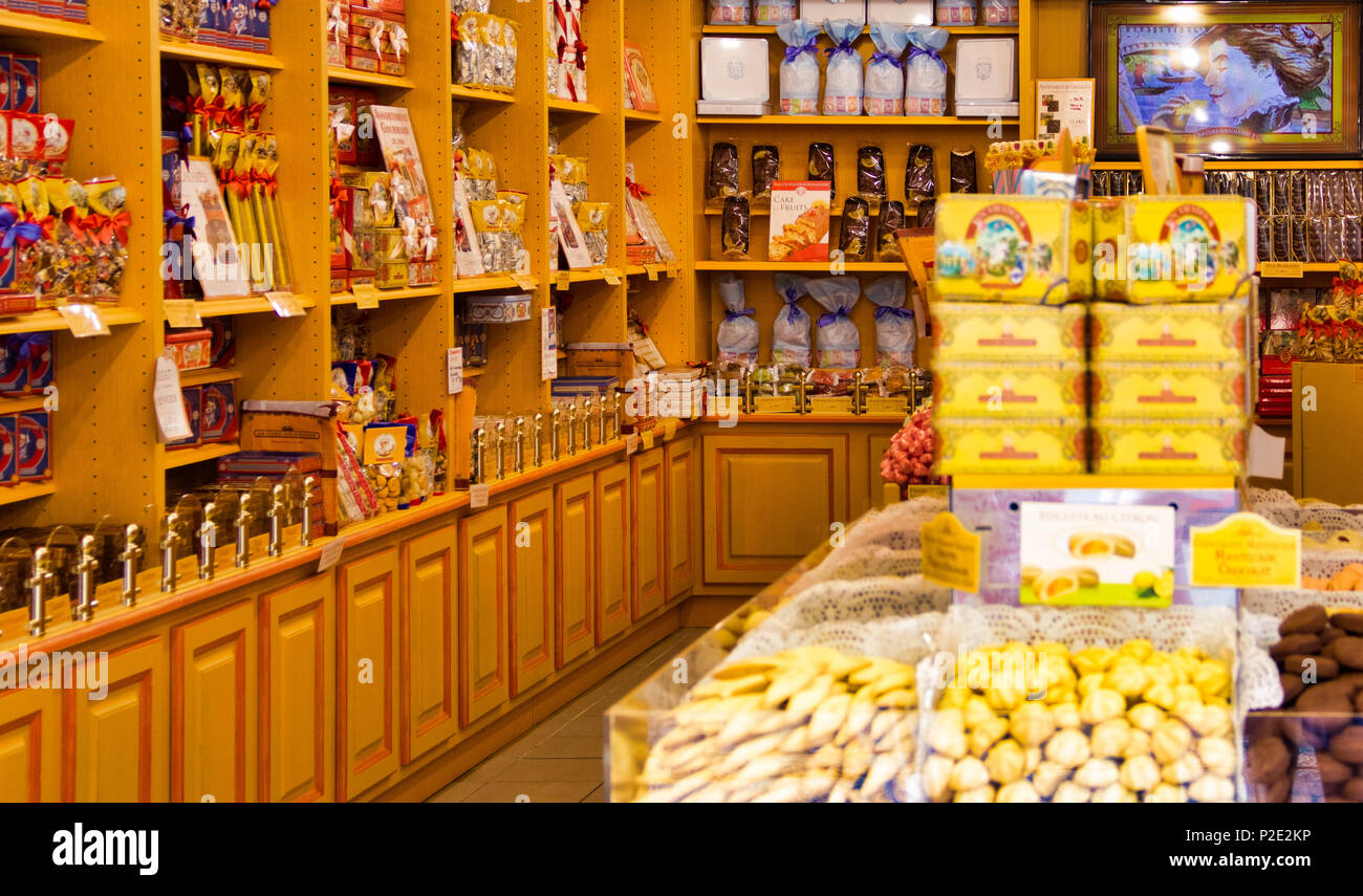 Old fashioned candy shop hi-res stock photography and images - Alamy