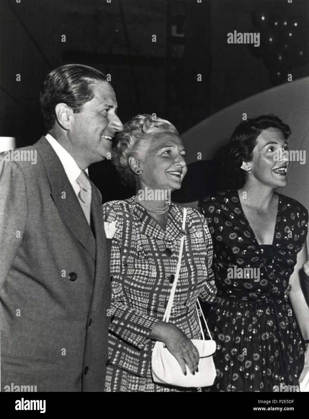 . Nancy Davis with her mother Edith Davis and father Dr. Loyal Davis. June 1951. Unknown 36 Nancy Reagan with her parents Stock Photo