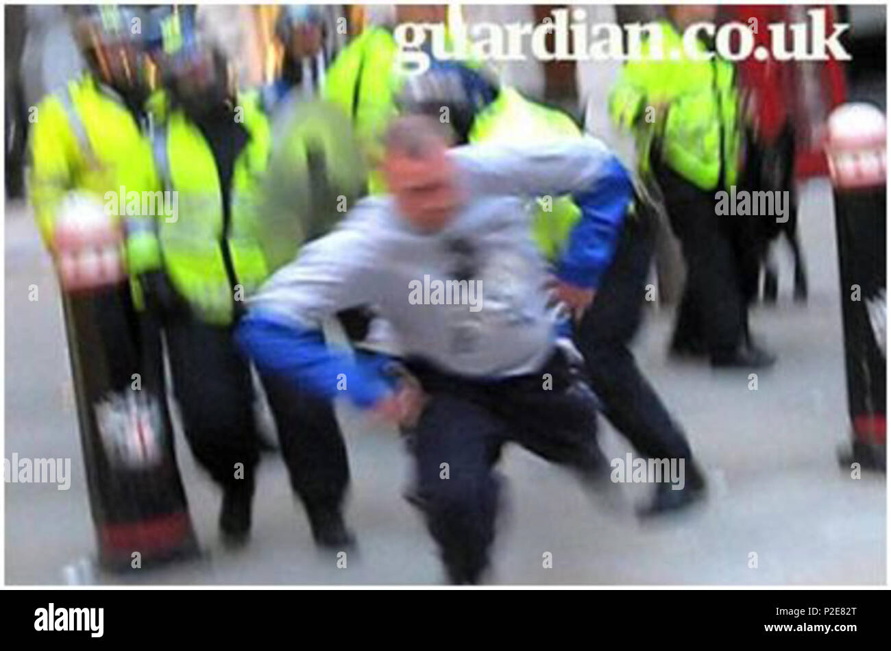 . English: A still from video footage obtained by The Guardian showing what appears to be a police assault of Ian Tomlinson on April 1, 2009. 8 April 2009 (original upload date). The original uploader was SlimVirgin at English . 25 Ian Tomlinson as he fell Stock Photo