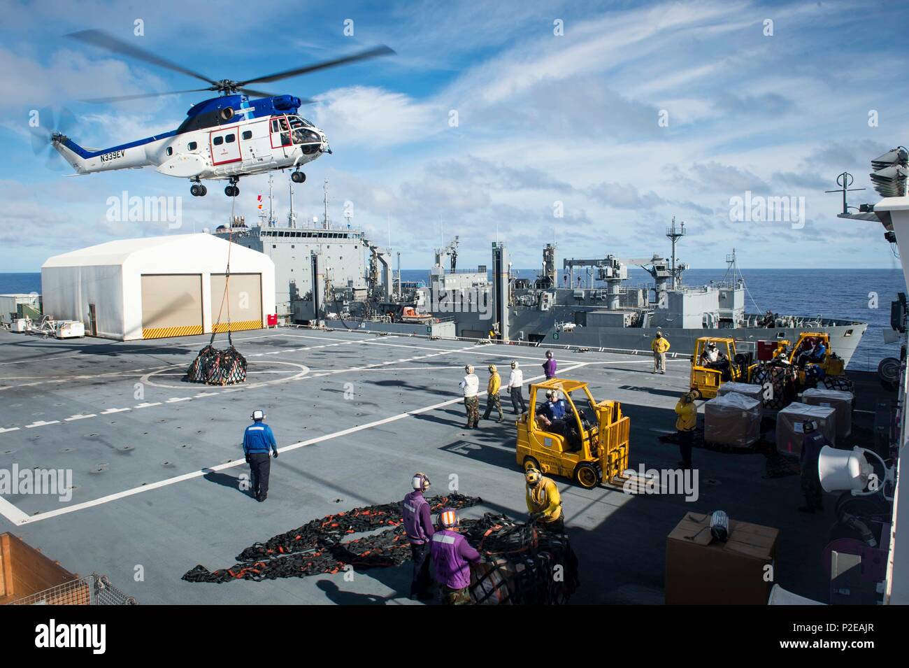160910-N-QW941-146 PACIFIC OCEAN (Sept. 10, 2016) An SA-330J Puma helicopter assigned to dry cargo ship USNS Matthew Perry (T-AKE 9), delivers supplies to hospital ship USNS Mercy (T-AH 19), during a vertical replenishment. Deployed in support of Pacific Partnership 2016, Mercy is sailing to her homeport of San Diego. (U.S. Navy photo by Mass Communication Specialist 3rd Class Trevor Kohlrus/Released) Stock Photo
