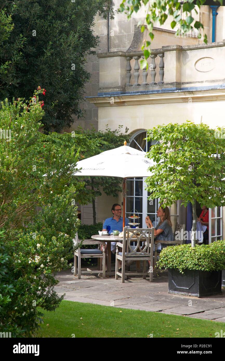 United Kingdom, Somerset county, Bath, couple on the terrace of a tea room in the garden of the Royal Crescent hotel Stock Photo