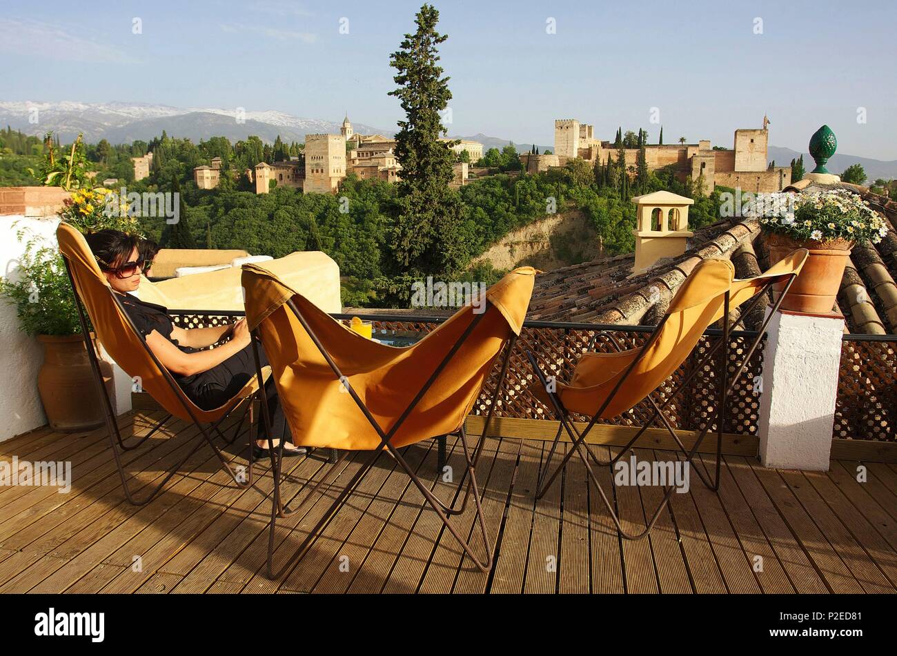 Spain, Andalusia, Granada, View of the Alhambra hill, with the snow-capped mountains of the Sierra Nevada in the background, from the terrace of the restaurant el Huerto de Juan Ranas, in the Albaicin area Stock Photo
