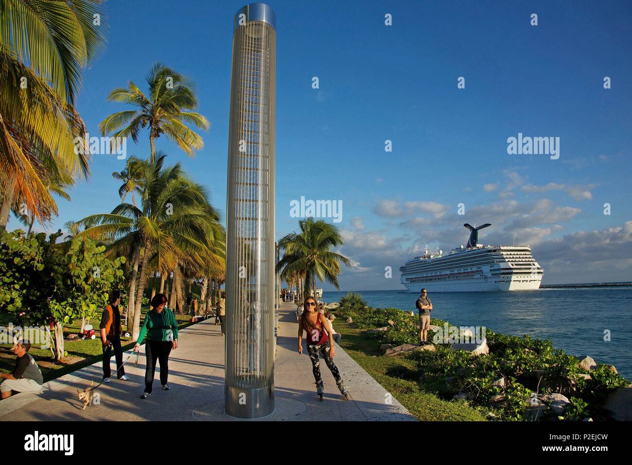 United States, Florida, Miami, Sportsmen and strollers measuring the walk of South Point, in front of a cruise ship, on the South Beach district Stock Photo