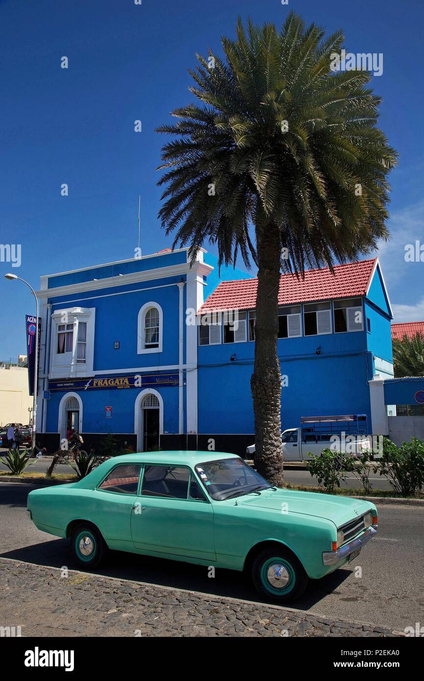 Cape Verde, Sao Vicente, Mindelo, Old car in front of a colonial house