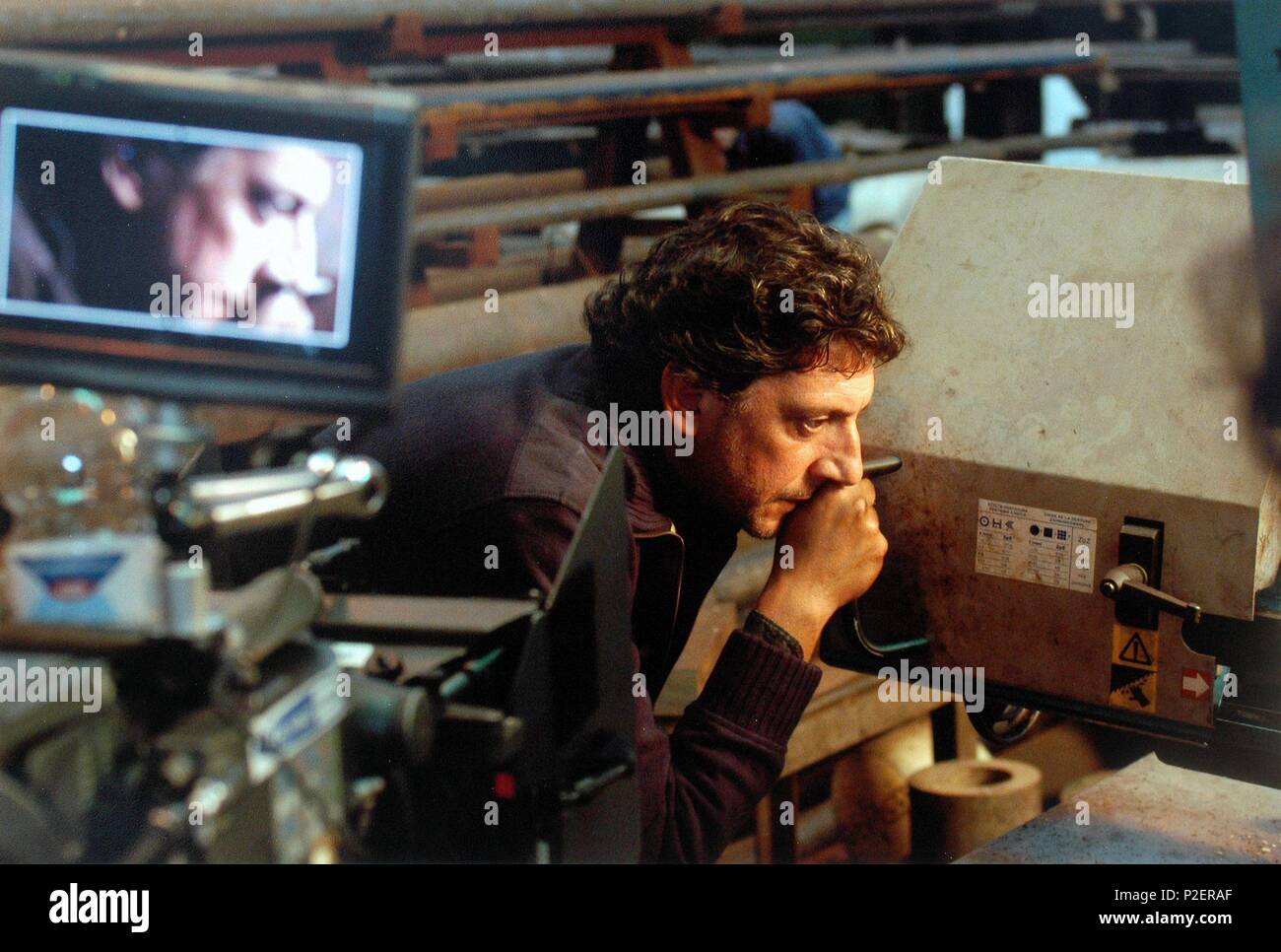 Tort oyoqqa turgan mini yubka kiygan qizlar Porno nevara uxlayotganini tomosha qiling