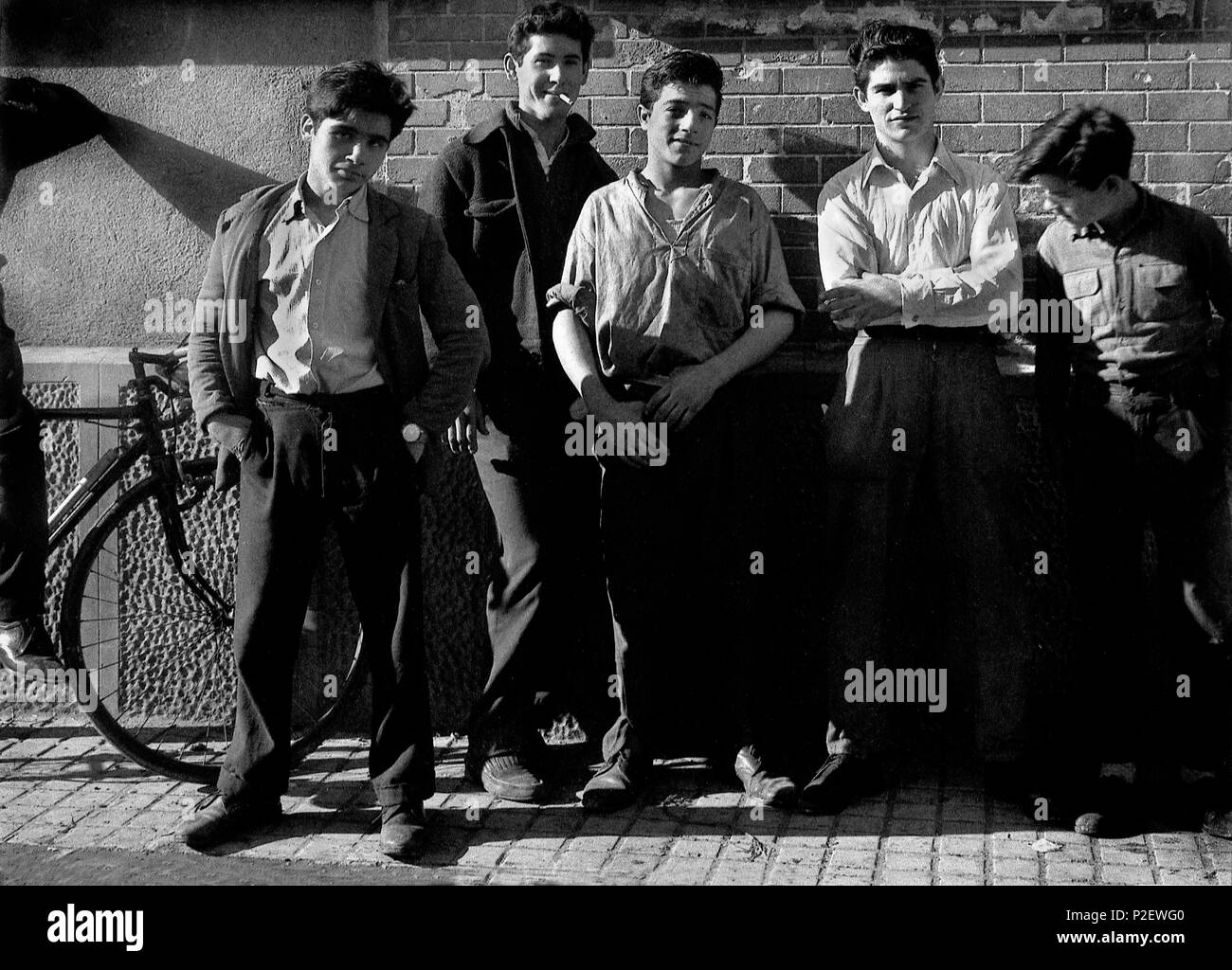 Grupo de jóvenes en los años 40. Imagen utilizada para la portada del libro 'Si te dicen que caí' (1976) del escritor español Juan Marsé. Stock Photo