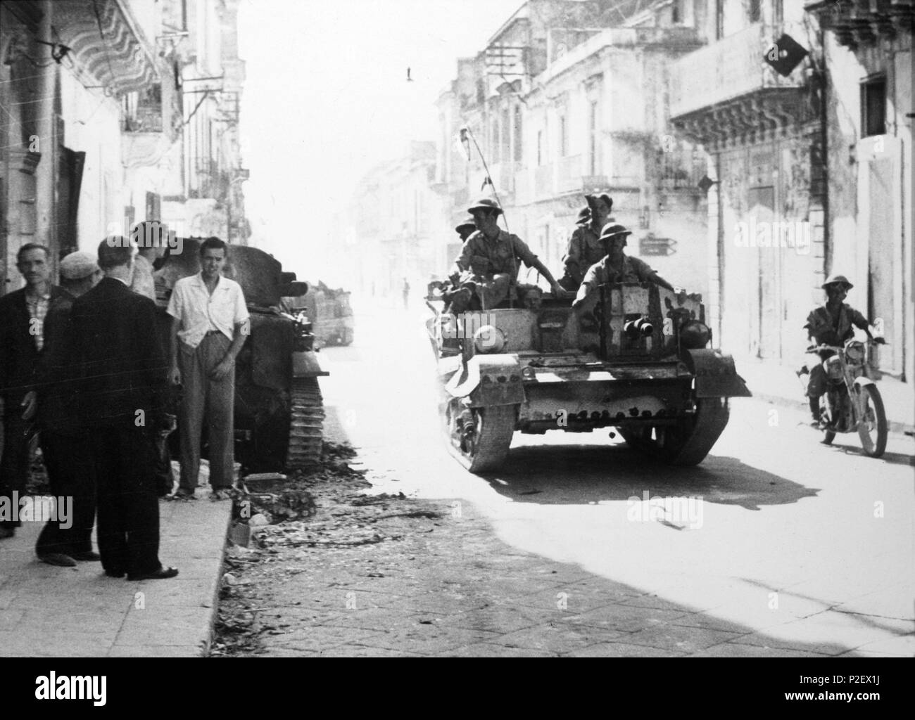 Tropas inglesas en las calles de Floridia, Siracusa en las isla de Sicilia. Italia, año 1943. Stock Photo