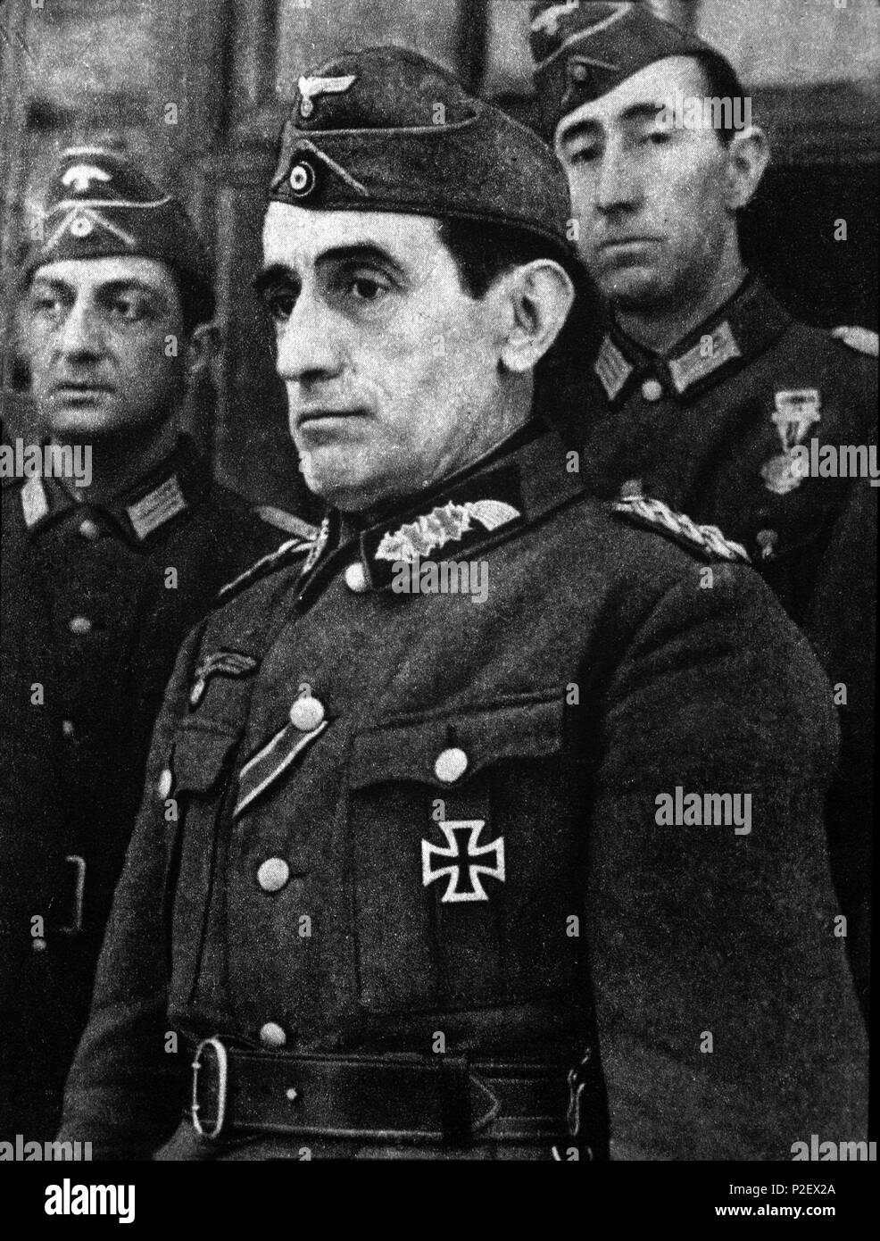 El teniente general Muñoz Grandes, primer comandante de la División Azul, condecorado con la Cruz de Hierro Alemana. Año 1942. Stock Photo
