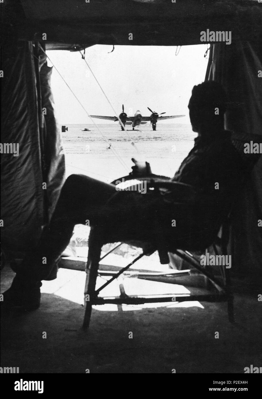 Piloto aliado observando su avión en el norte de África. Stock Photo