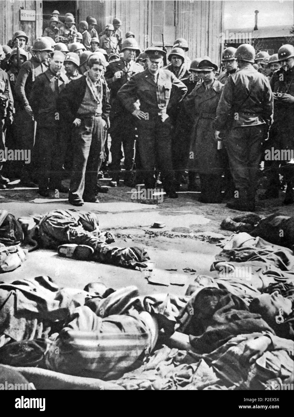 El general Dwight D. Eisenhower contemplando los cadáveres del campo de concentración Ohrdruf, el primero en ser liberado por los aliados. Stock Photo