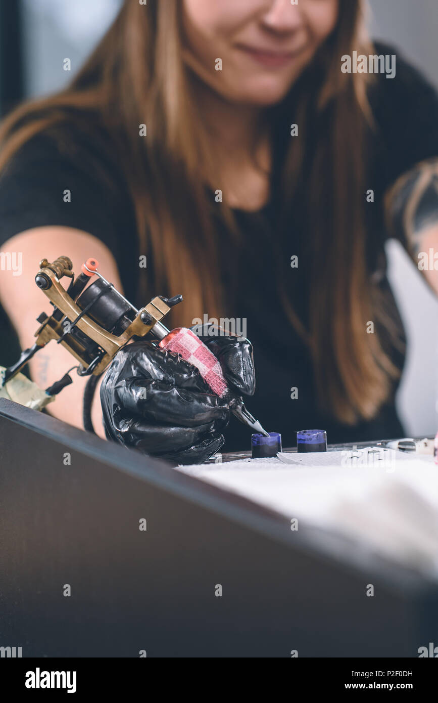 Female tattoo artist hi-res stock photography and images - Alamy