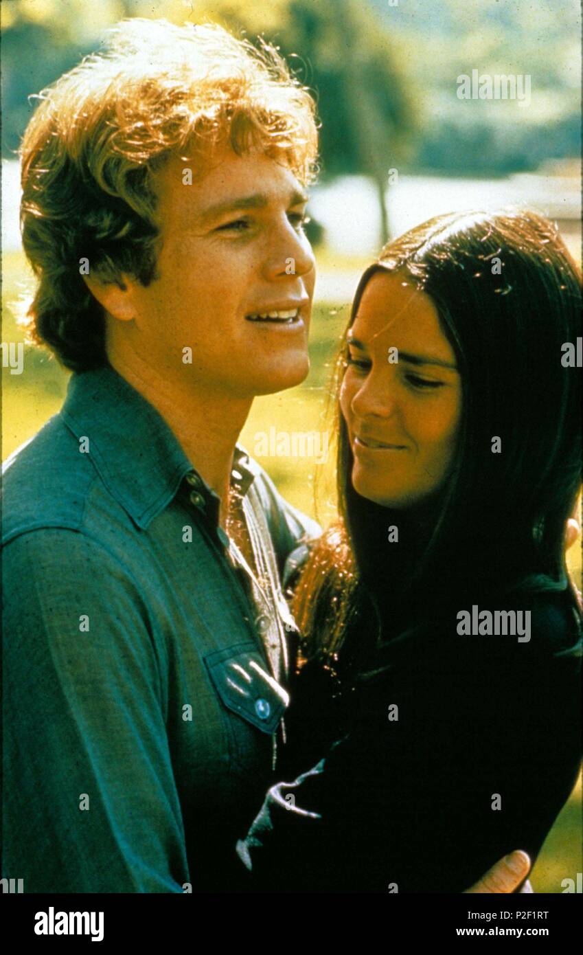 Original Film Title: LOVE STORY.  English Title: LOVE STORY.  Film Director: ARTHUR HILLER.  Year: 1970.  Stars: ALI MACGRAW; RYAN O'NEAL. Credit: PARAMOUNT PICTURES / Album Stock Photo