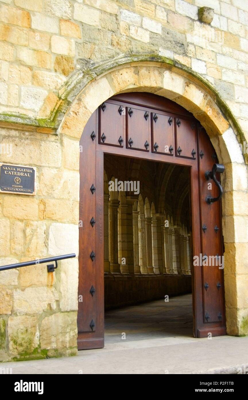 Puerta del claustro de planta trapezoidal de la catedral de Santander ...