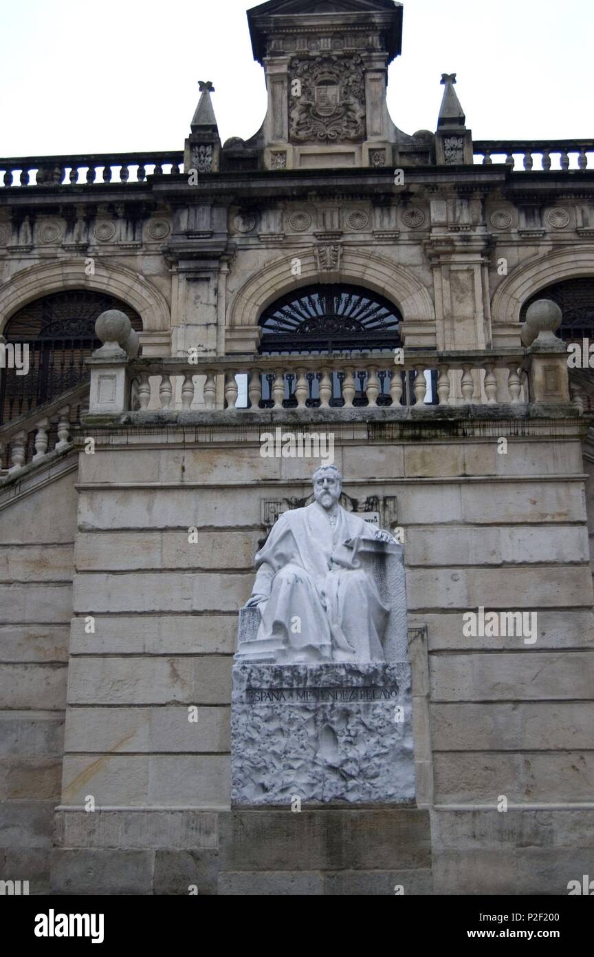 Biblioteca Menedez Pelayo, estatua sedente de Marcelino Menendez Pelayo del escultor Mariano Benlliure y Gil, Santander. Stock Photo