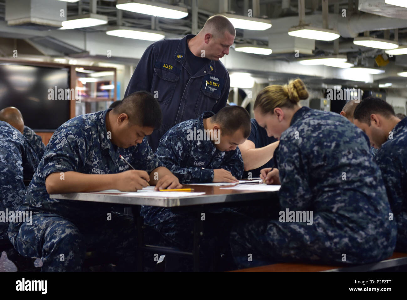 U s navy machinists mate nicholas hi-res stock photography and images ...