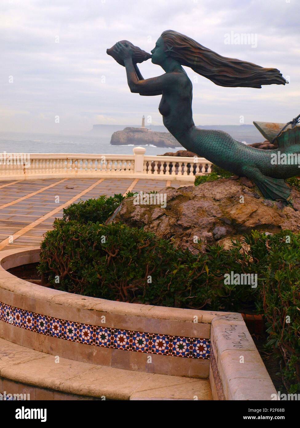 Museo del mar, estatua de sirena, Península de la Magdalena, Santander. Stock Photo
