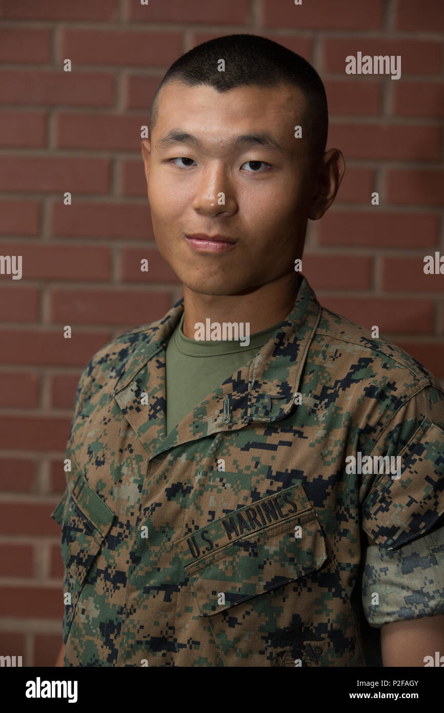 Pfc. Zhongde Li, Platoon 2070, Fox Company, 2nd Recruit Training Battalion, earned U.S. citizenship Sept. 15, 2016, on Parris Island, S.C. Before earning citizenship, applicants must demonstrate knowledge of the English language and American government, show good moral character and take the Oath of Allegiance to the U.S. Constitution. Li, from Queens, N.Y., originally from China, is scheduled to graduate Sept. 16, 2016. (Photo by Lance Cpl. Carlin Warren) Stock Photo