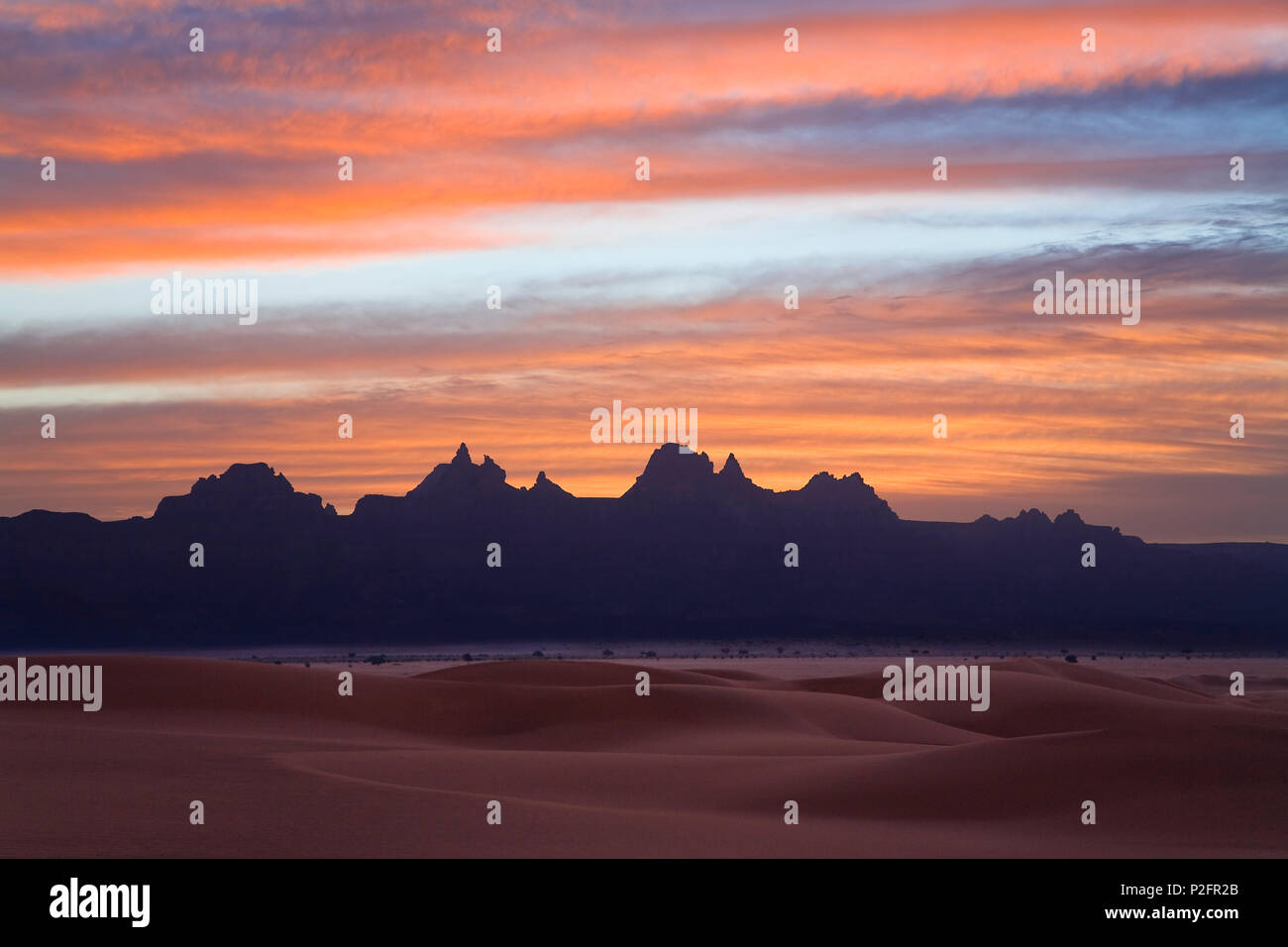 Idinen mountains at dawn in the libyan desert, Libya, Sahara, North Africa Stock Photo