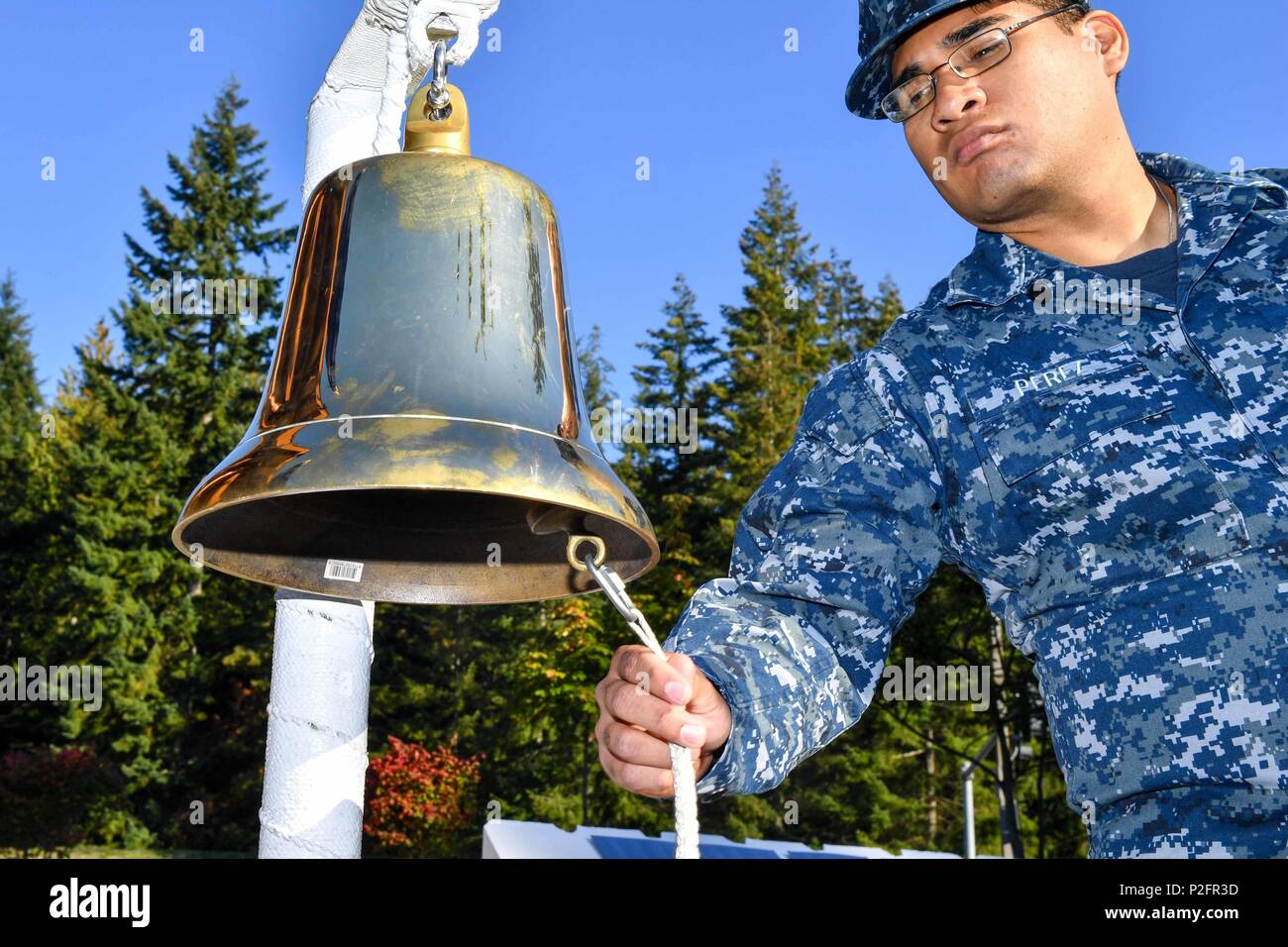 160922 n ec099 127 silverdale wash sept 22 2016 culinary specialist seaman juvencio perez assigned to naval submarine support center bangor rings the bell during the inaugural bells across america remembrance event held at the 911 memorial park on naval base kitsap nbk bangor nbk and the navy gold star program hosted the ceremony to honor the lives of all who lost a family member or friend in the service us navy photo by mass communication specialist 3rd class charles d gaddis ivreleased P2FR3D