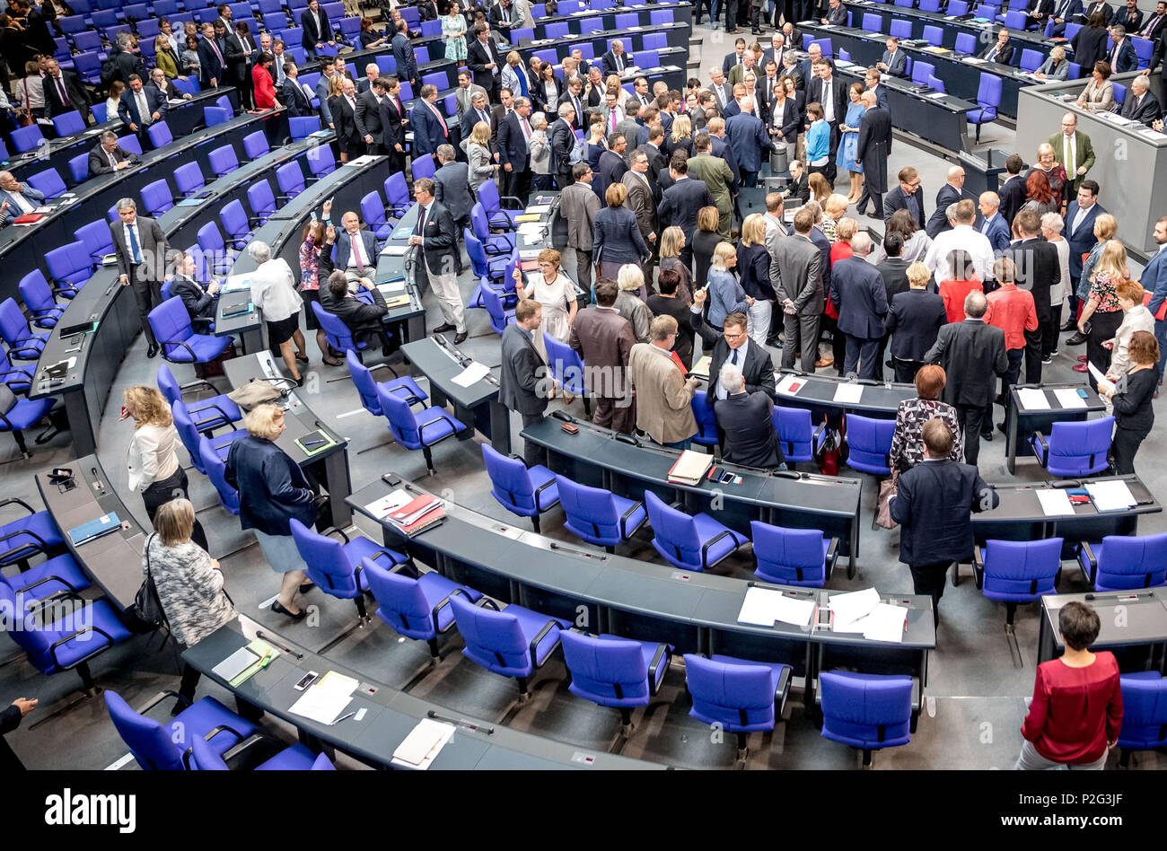 15 June 2018, Germany, Berlin: Deputies casting their votes during the roll call vote on family reunions for migrant families in the plenary hall of the Reichstag building during the 40th session of the Bundestag. Photo: Michael Kappeler/dpa Credit: dpa picture alliance/Alamy Live News Stock Photo