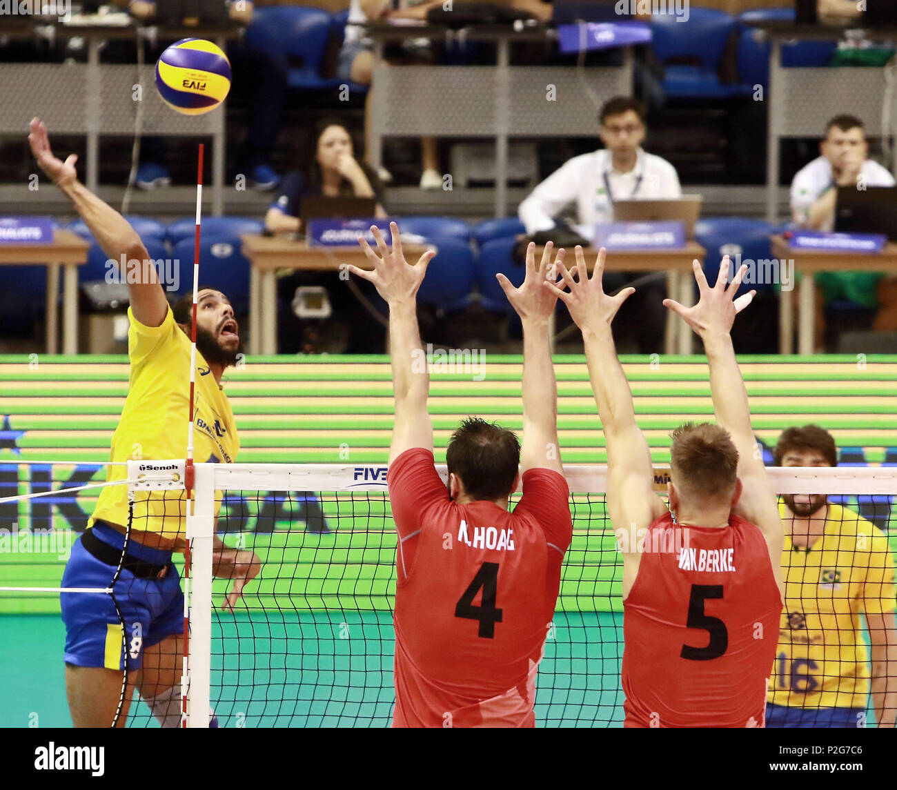Varna, Bulgaria. 15th June, 2018. from left Wallace de SOUZA (Brazil), Nicholas HOAG (Canada), Lucas Van BERKEL (Canada), .mens Volleyball Nations League, week 4, Canada vs Brazil, Palace of culture and sport, Varna/Bulgaria, June 15, 2018, the fourth of 5 weekends of the preliminary lap in the new established mens Volleyball Nationas League takes place in Varna/Bulgaria. Credit: Wolfgang Fehrmann/ZUMA Wire/Alamy Live News Stock Photo