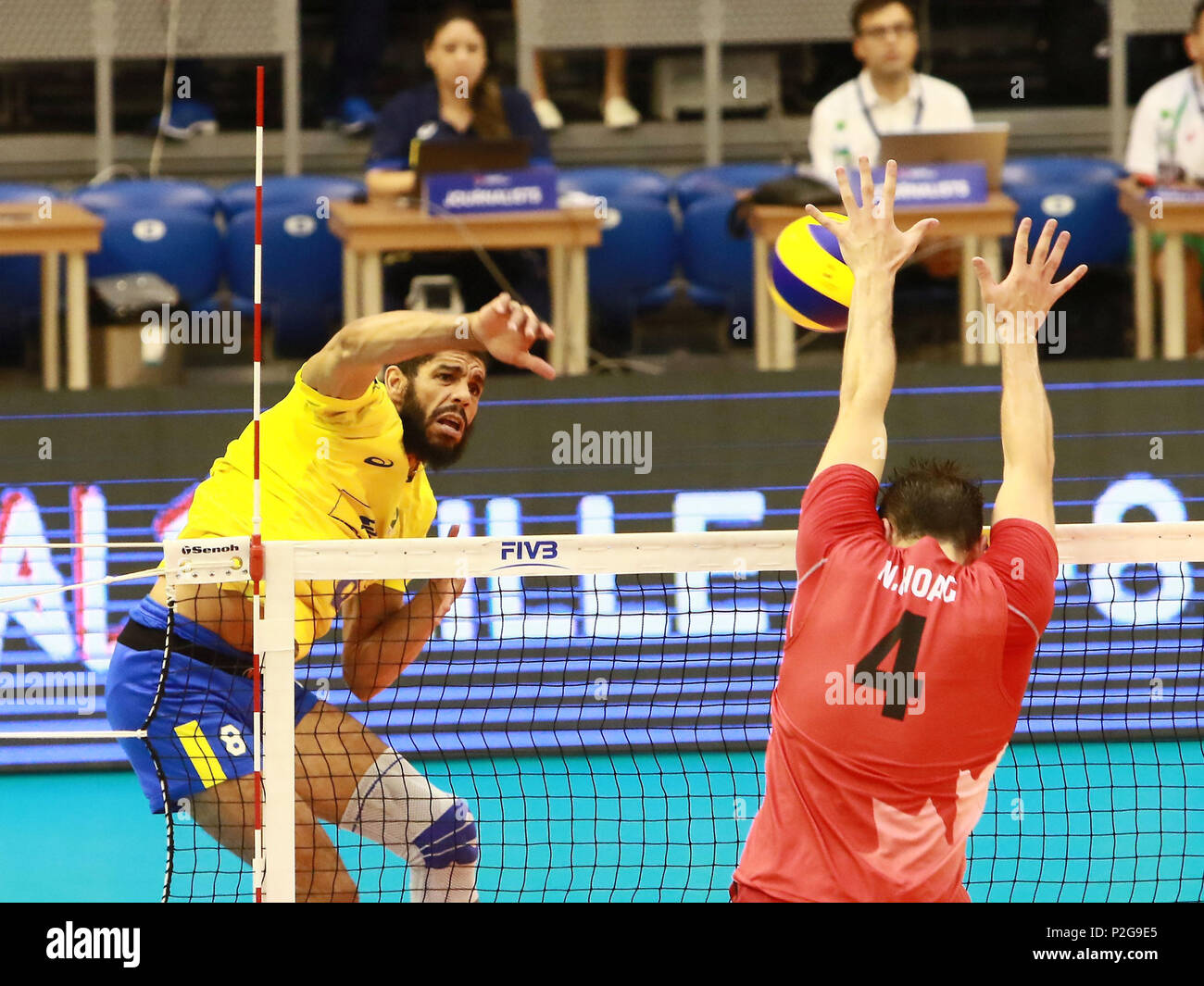 Varna, Bulgaria. 15th June, 2018. WALLACE DE SOUZA (Brazil) hits against NICHOLAS HOAG (Canada, red), during mens Volleyball Nations League, week 4, Canada vs Brazil at Palace of culture and sport. Credit: Wolfgang Fehrmann/ZUMA Wire/Alamy Live News Stock Photo