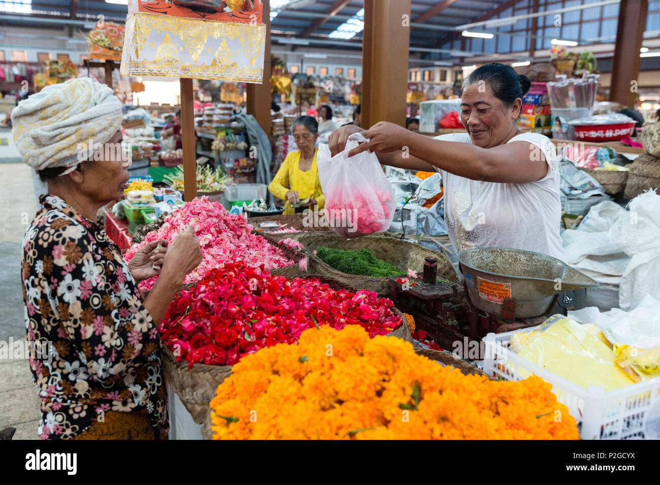 Flower stall inside a market hall, Semarapura, Klungkung, Bali, Indonesia Stock Photo