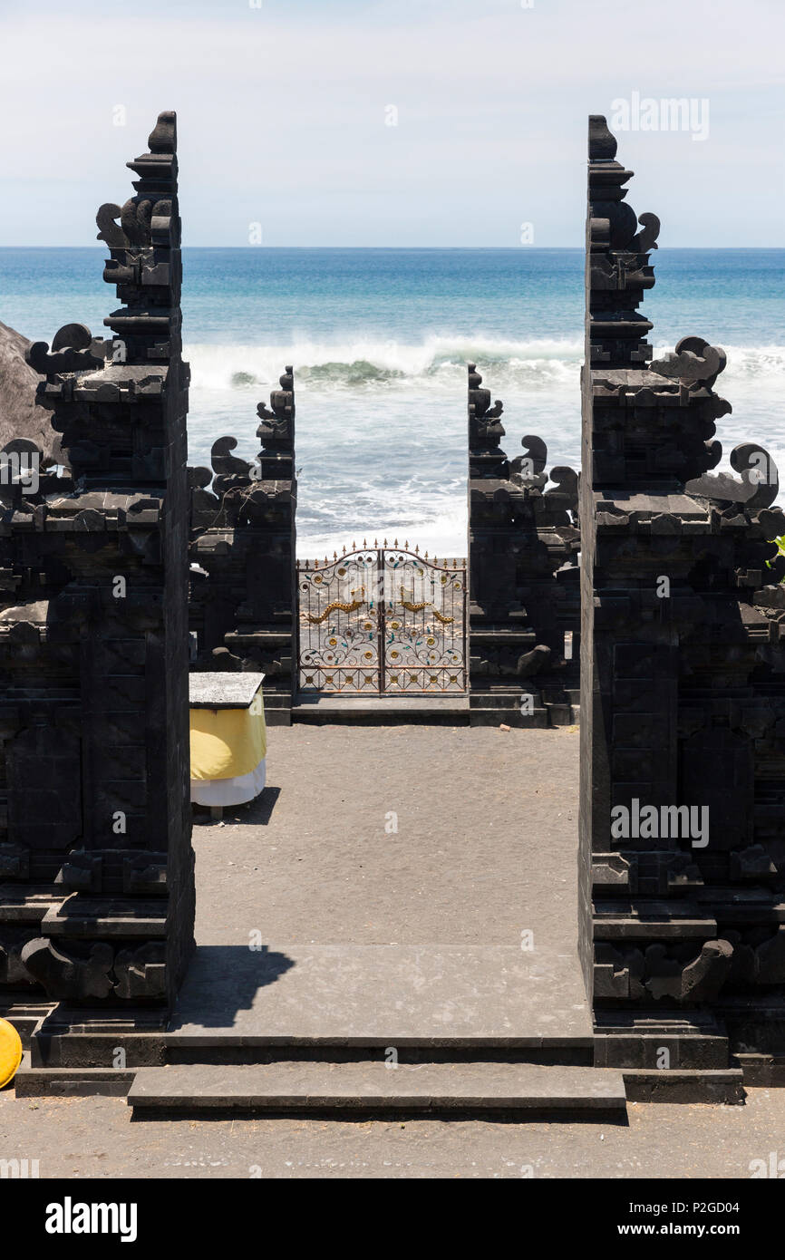 Temple gates by the sea, Pura Batu Klotok, Semarapura, Klungkung, Bali, Indonesia Stock Photo