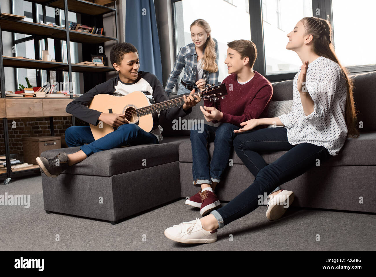 подросток играющий на гитаре. вечер любви. люди у костра с гитарой. вечер друзей слушать. вечер друзей слушать.