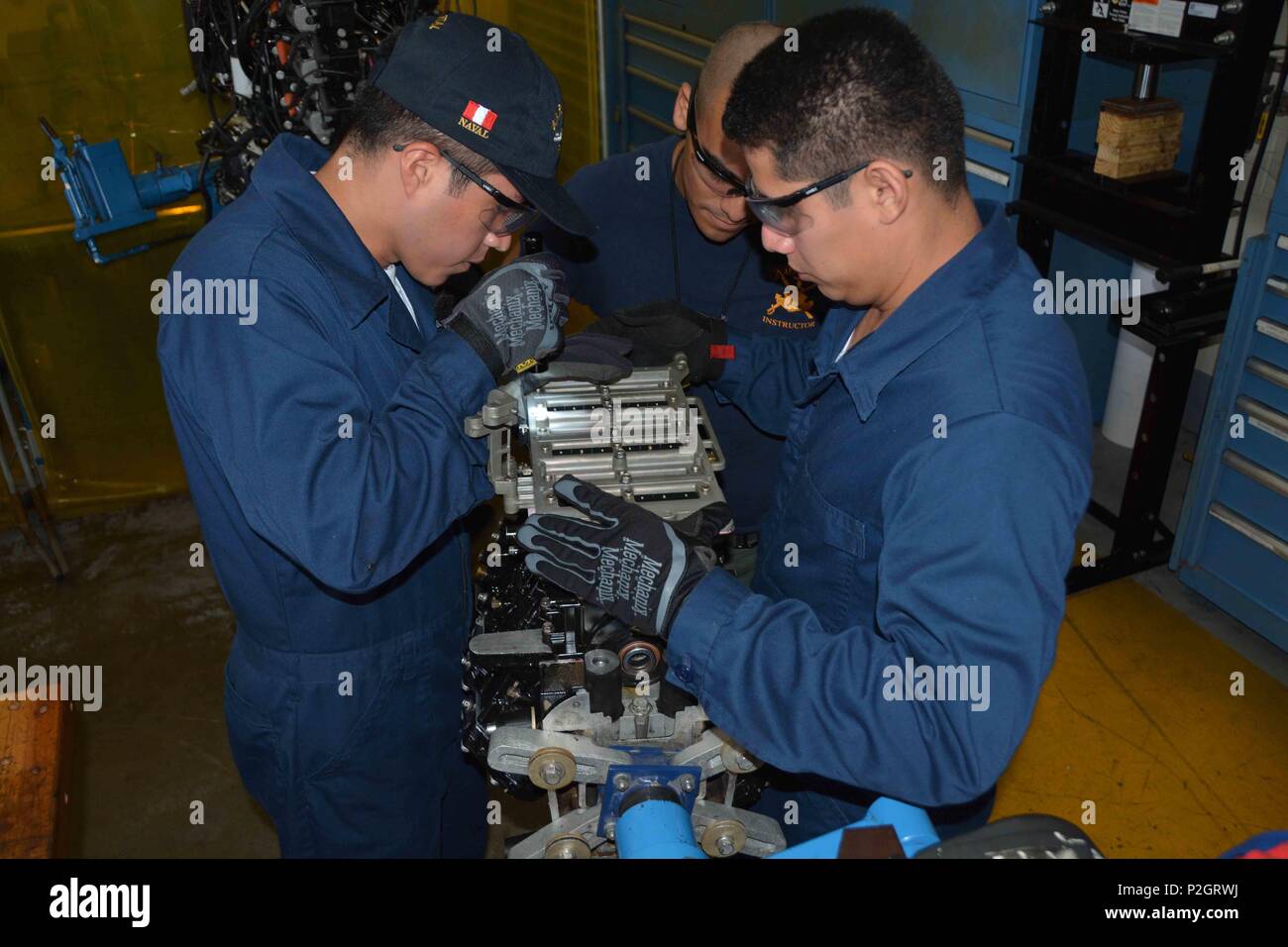 Outboard motor maintenance training hires stock photography and images