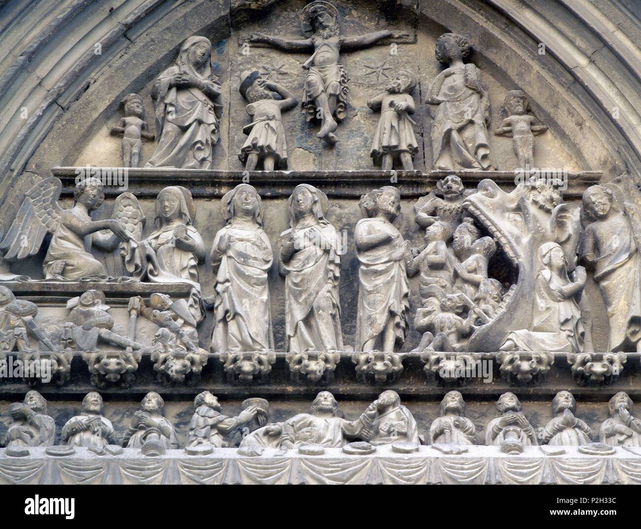 Iglesia del Santo Sepulcro, Estella, provincia de Navarra. Detalle de la fachada. Representación de la Última Cena. Stock Photo