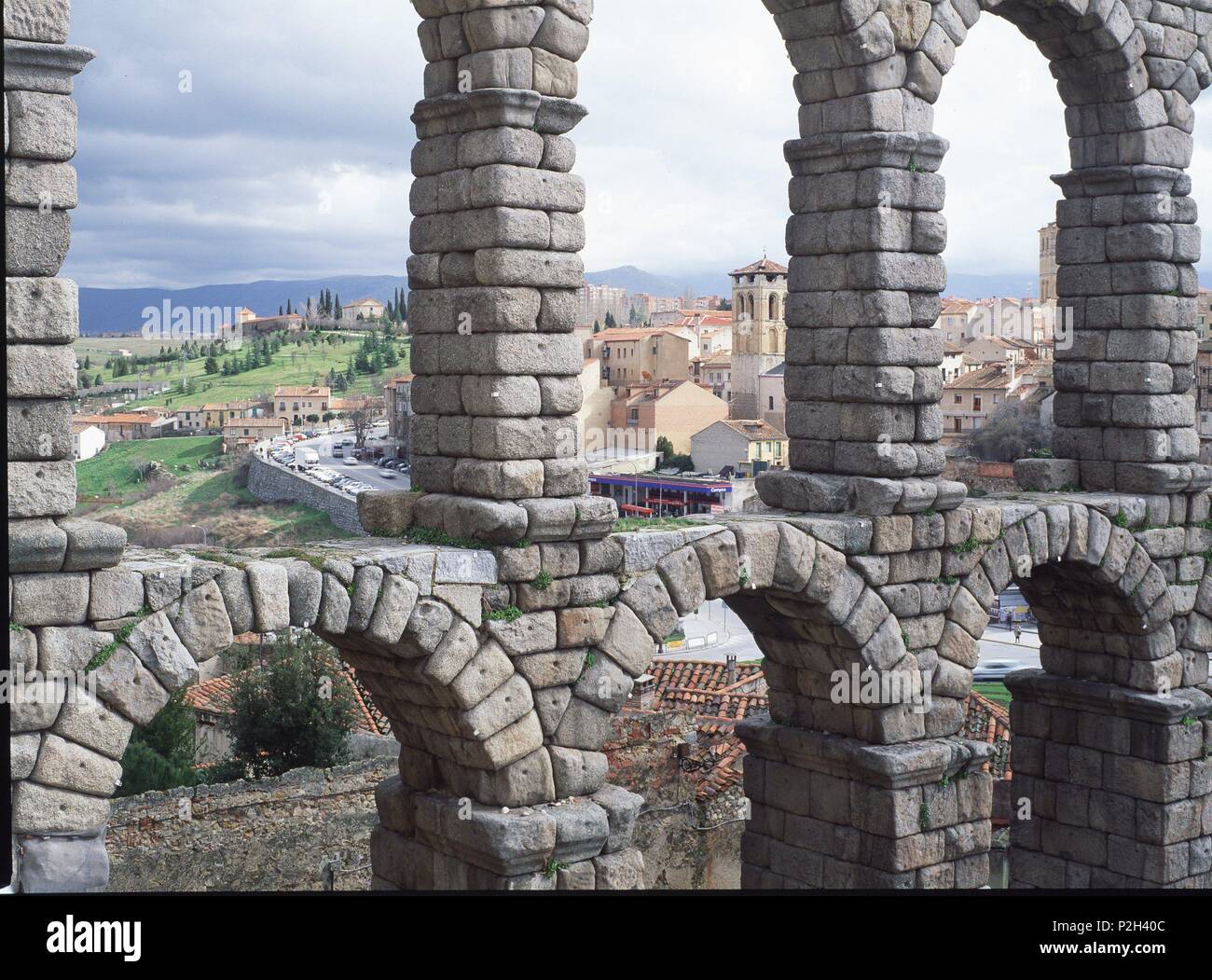 Fragmento del Acueducto de Segovia. Arcos con ciudad al fondo y campo. Stock Photo