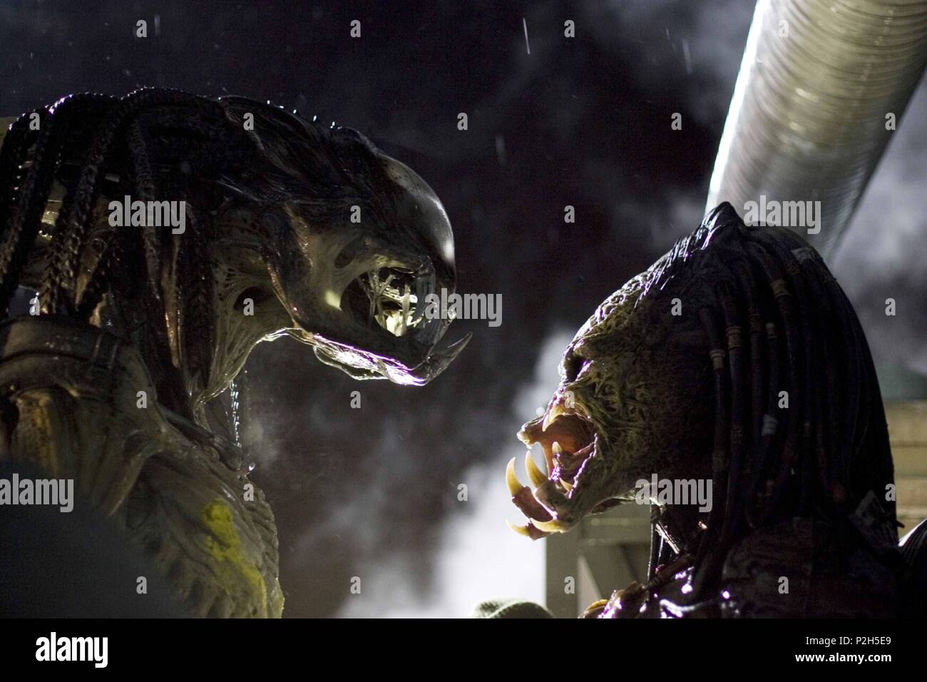 Aliens vs predator requiem hi-res stock photography and images - Alamy