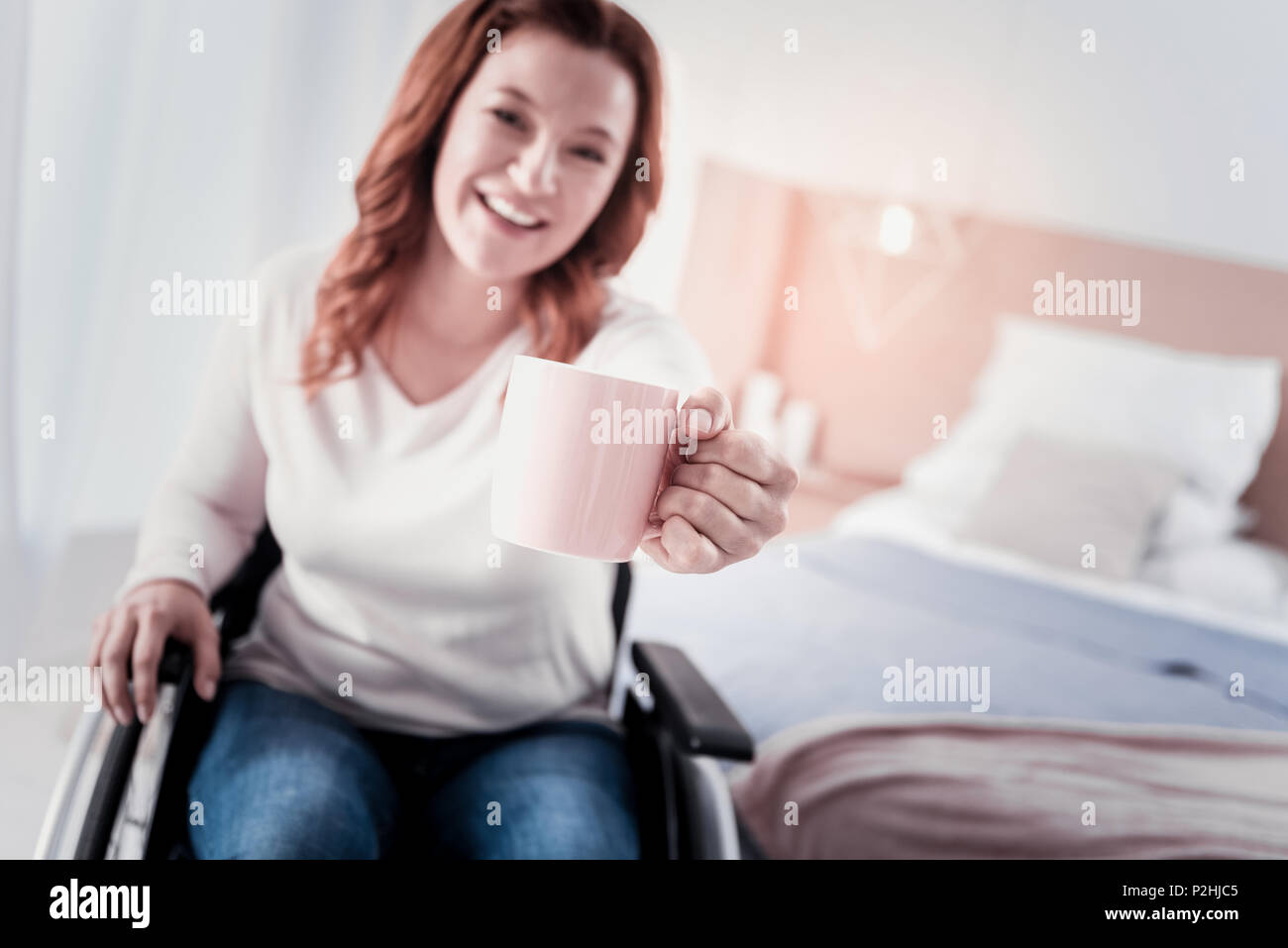 девушка предлагает чай. протягивает кружку. человек предлагает кружку. женщина пьет из кружки. девушка держит кружку.