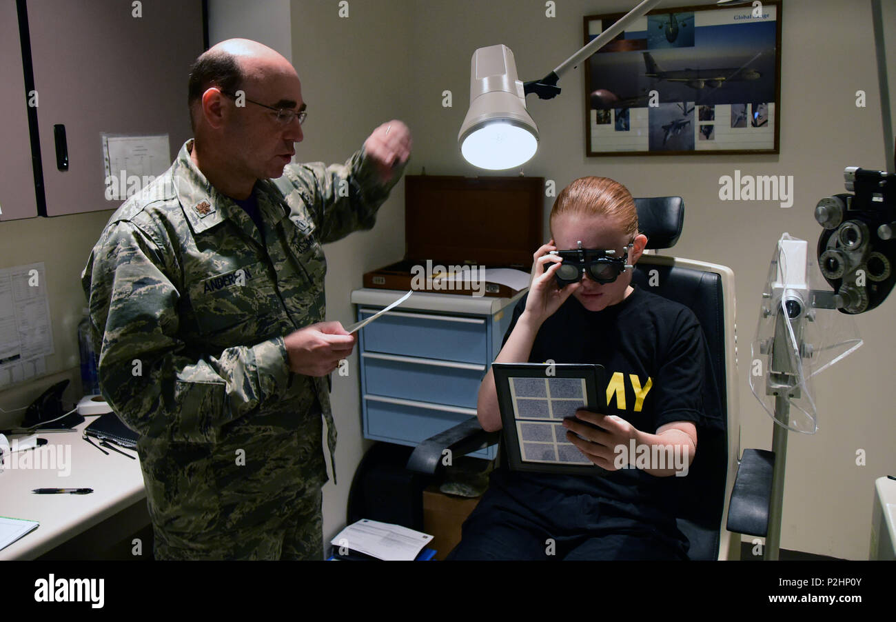 Air National Guard Maj. John E. Anderson, optometrist for the 118th Medical Group, examines the vision of a soldier on Sept. 17, 2016 in Nashville, Tenn. The exam determines the strength of corrective eyewear needed for the service member. (U.S. Air National Guard photo by Airman 1st Class Anthony G. Agosti) Stock Photo