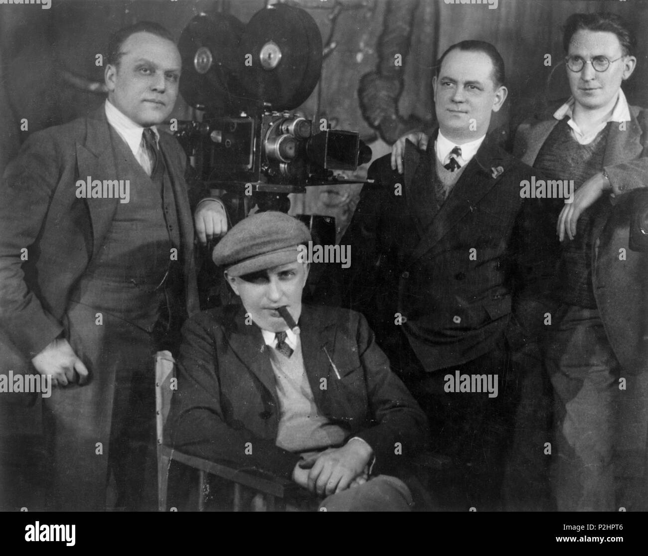 Description: Dupont, Ewald Andre Filmregisseur, Schriftsteller und Redakteur, 1891-1956.-Dreharbeiten zum Film 'Varieté': E.A. Dupont (sitzend) mit Emil Jannings (links) u.a. während einer Drehpause.-Foto, 1925. Credit:  / Album Stock Photo
