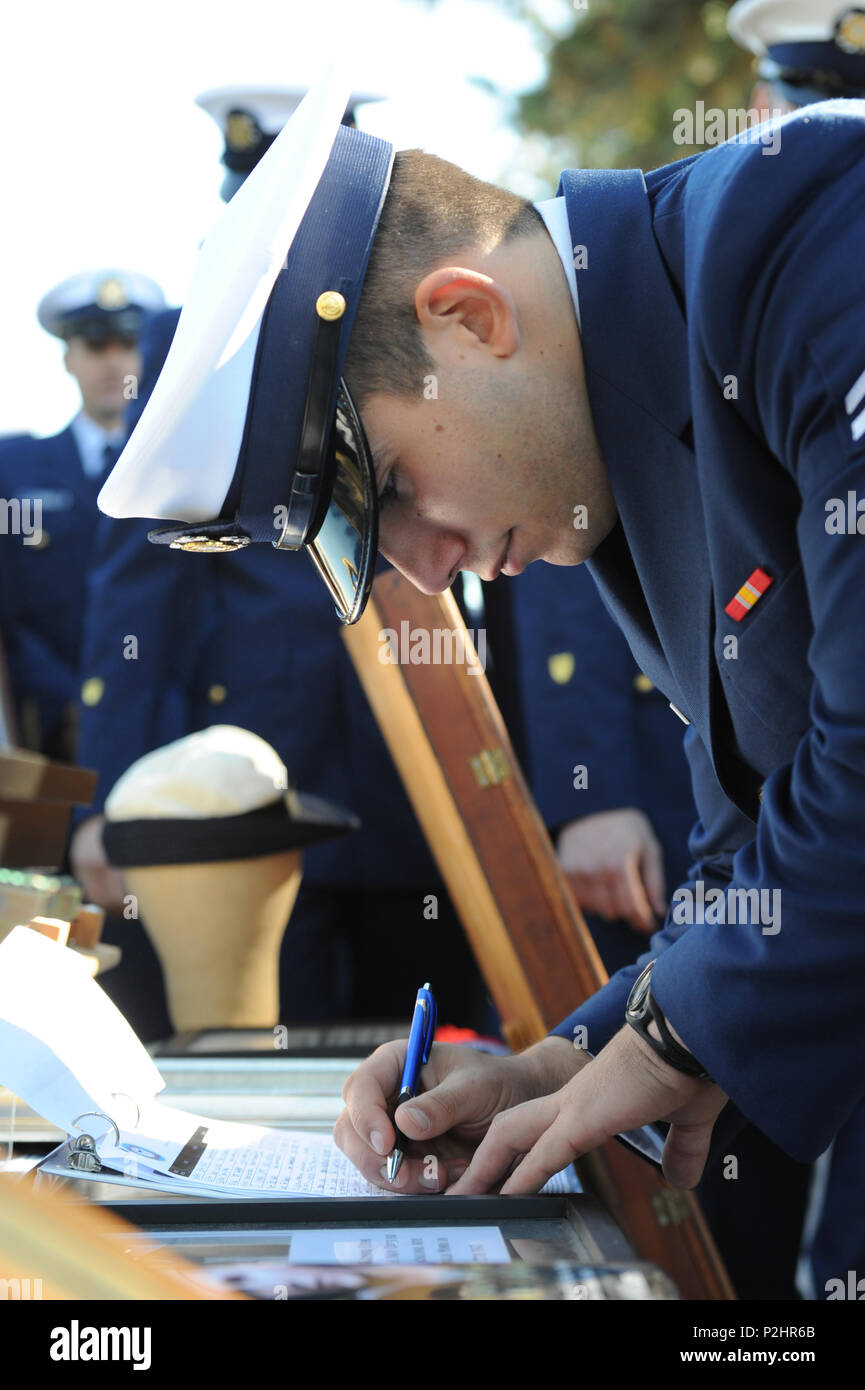 Seaman Richards signs the guest book for a traveling Douglas Munro exhibit that was provided by Dale Nitz, curator of the Veterans Living History Museum in Port Orchard, Wash., as part of a ceremony honoring Munro at the Laurel Hills Memorial Cemetery Sept. 27, 2016.     The ceremony is held every year around the anniversary of Munro’s death on the Guadalcanal, where he was mortally wounded while voluntarily evacuating a detachment of U.S. Marines under attack from a larger force.    U.S. Coast Guard photo by Petty Officer 3rd Class Amanda Norcross. Stock Photo