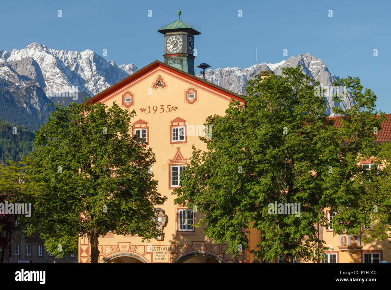 Town hall, Wetterstein mountains with Zugspitze, Partenkirchen, Garmisch-Partenkirchen, Werdenfelser Land, Baverian Alps, Upper Stock Photo