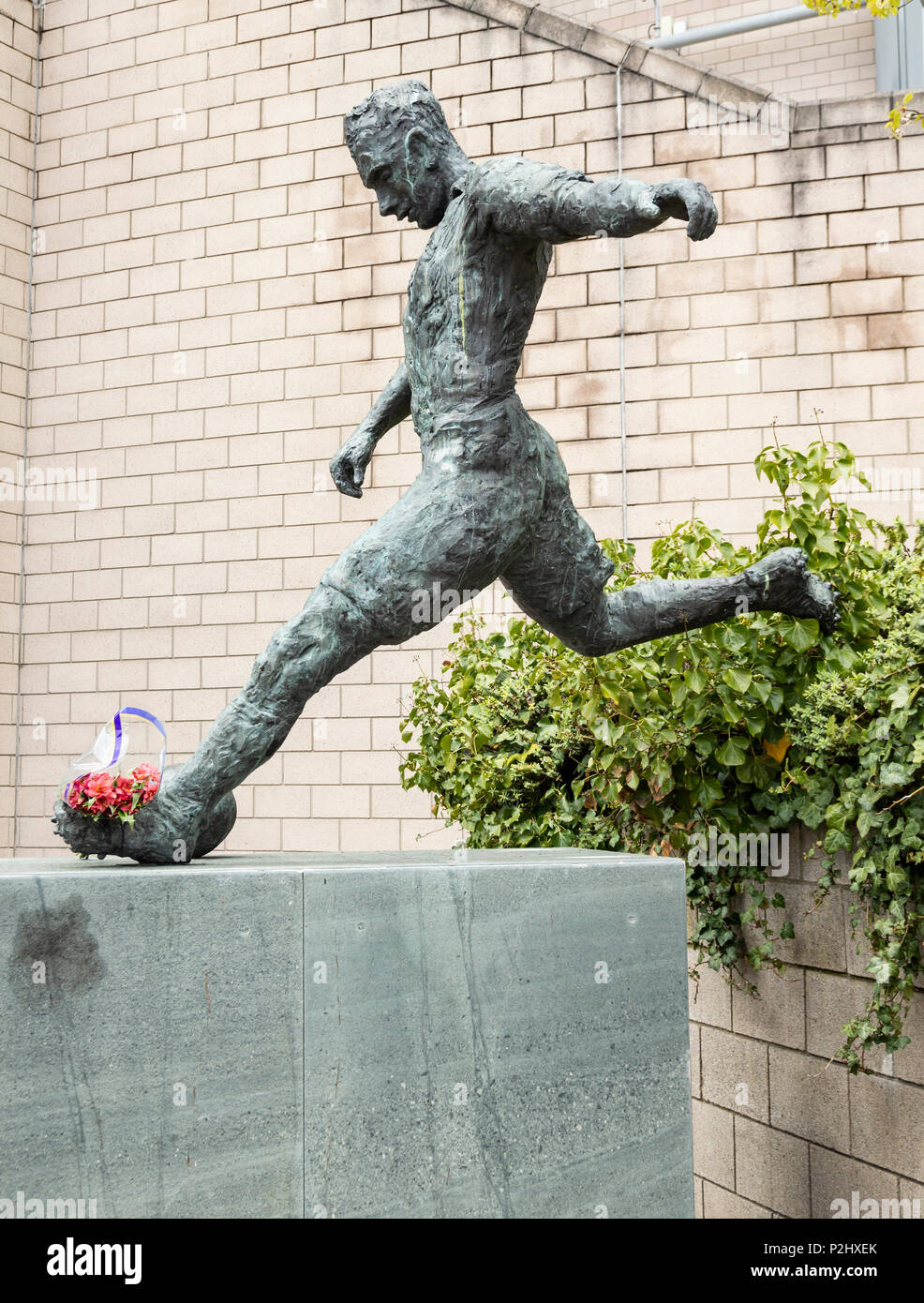 Statue of  Newcastle United football legend Jackie Milburn, 'Wor Jackie' (our Jackie) in Newcastle upon Tyne, England, United Kingdom Stock Photo