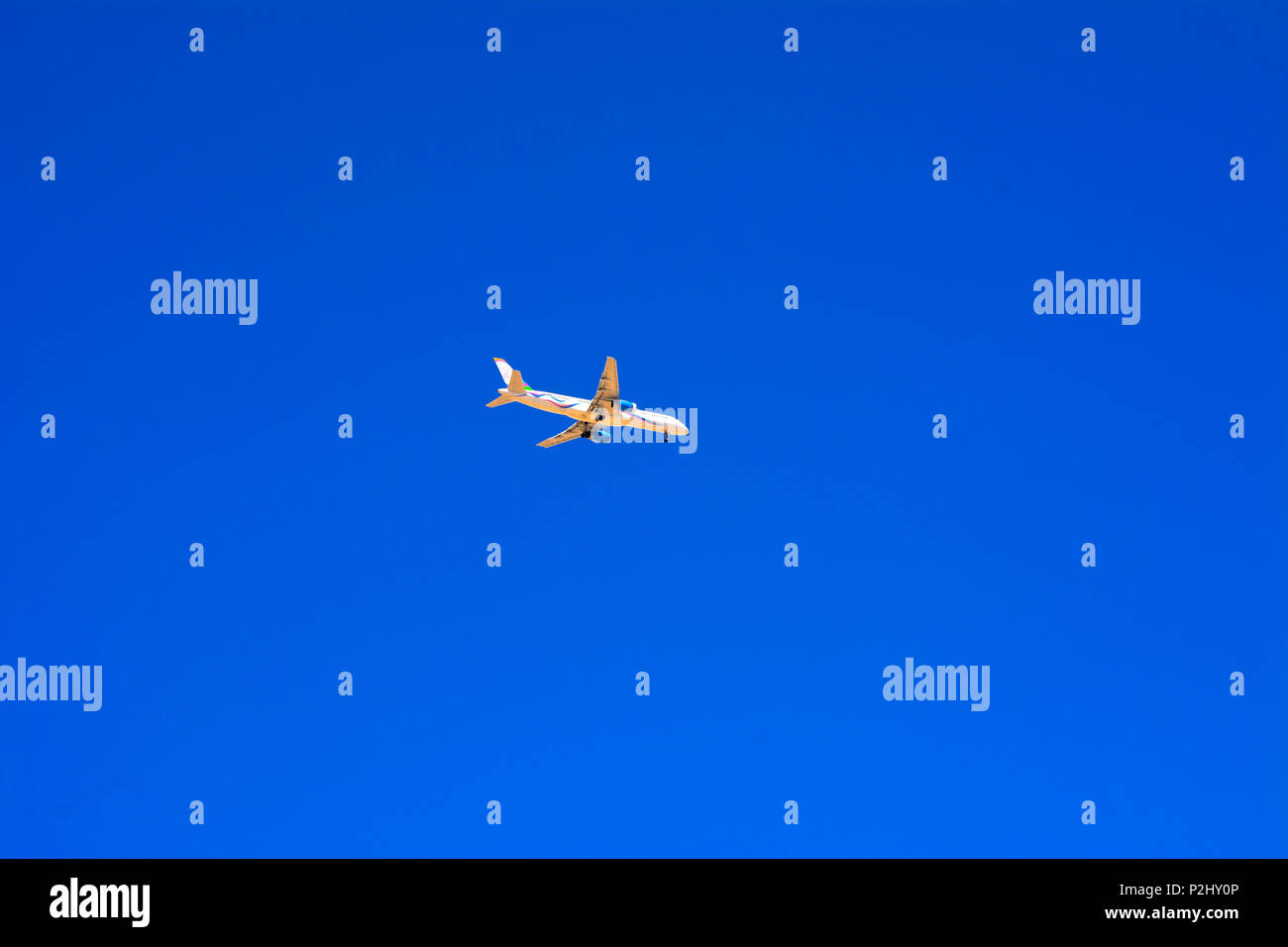 Passenger plane flies hi-res stock photography and images - Alamy