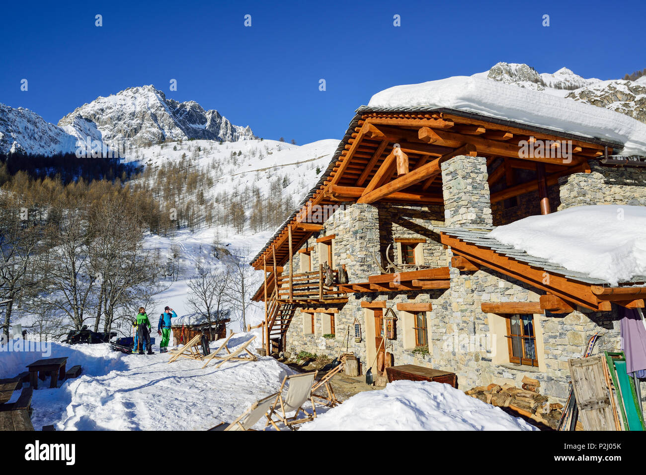 Several persons standing in front of Rifugio Viviere, Viviere, Valle Maira, Cottian Alps, Piedmont, Italy Stock Photo