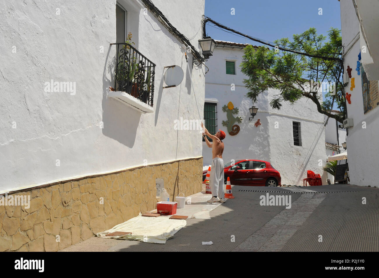 Man painting house white in Gaucin, Serrania de Ronda, Provinz Malaga, Andalusien, Spanien Stock Photo