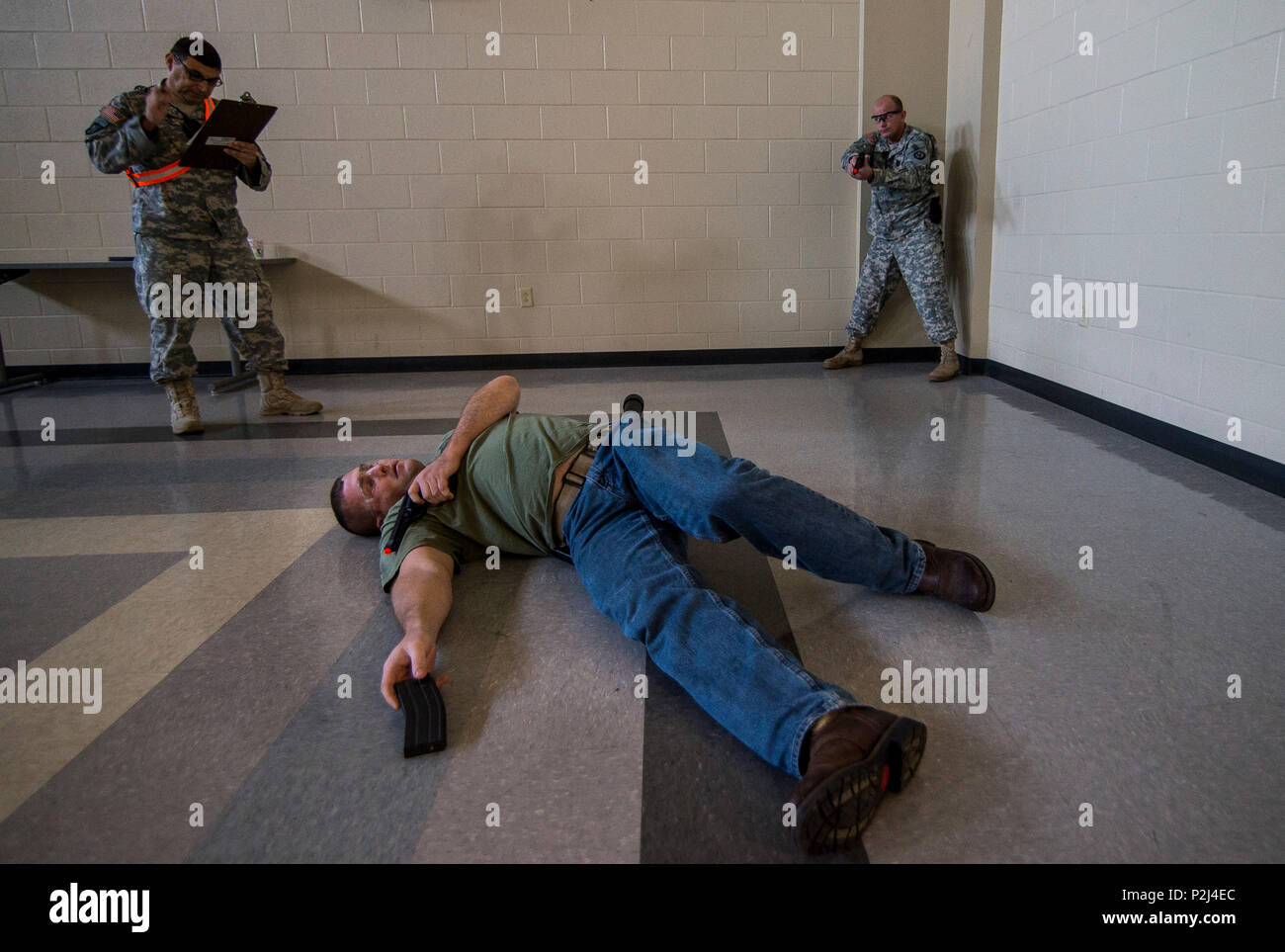 Capt. Andrew Callanan, a U.S. Army Reserve military police officer with the 535th Military Police Battalion, of Cary, North Carolina, pulls security on a suspect during the Active Shooter Threat Response Training taught at an Army Reserve installation in Nashville, Tennessee, on Sept. 27-29. This training is the first program in the Army Reserve to use the latest tactics taught by federal agents to defend against active shooter incidents, which will eventually train all military police armed guards across the 200th Military Police Command. (U.S. Army Reserve photo by Master Sgt. Michel Sauret) Stock Photo