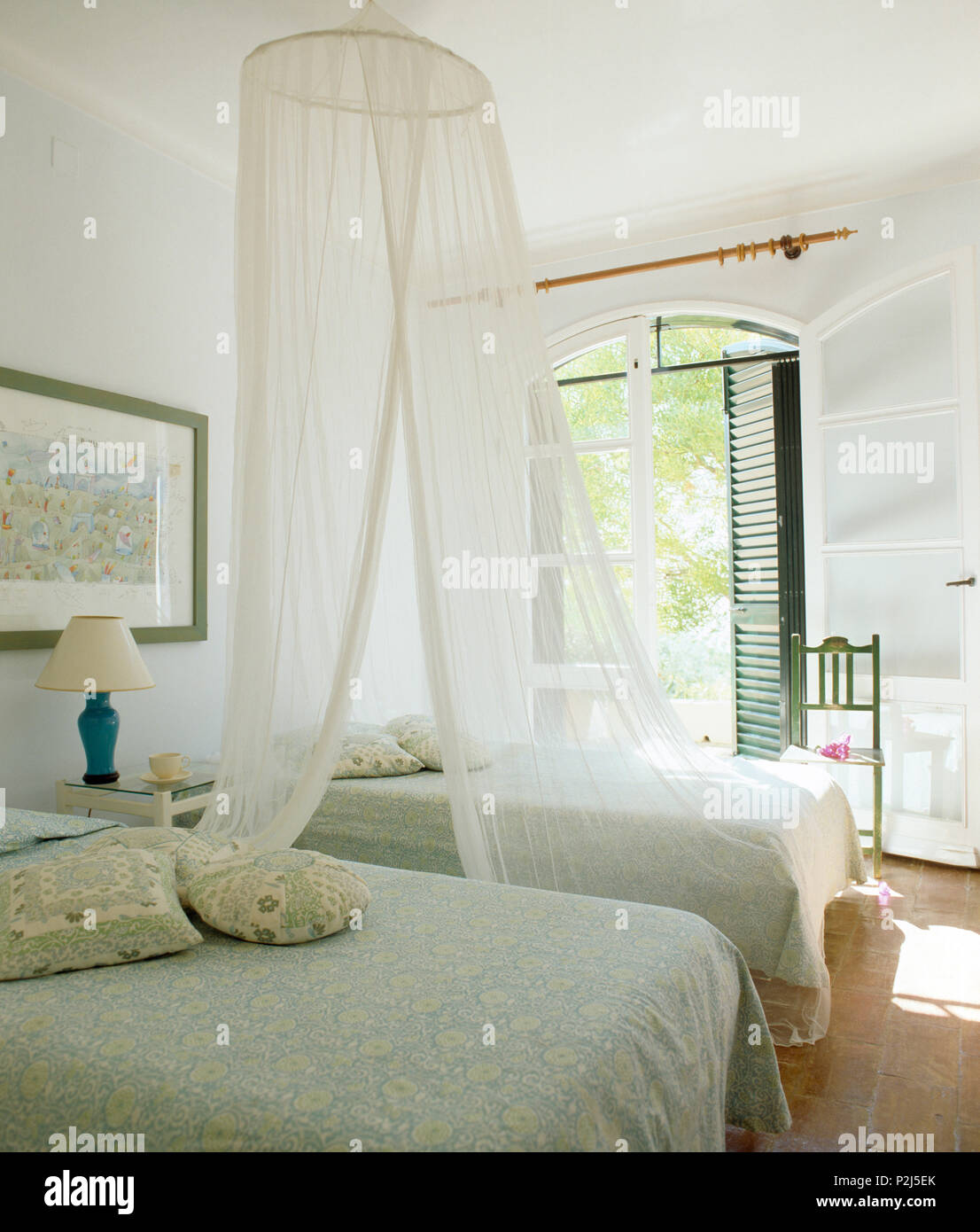 Mosquito net bedrooms hi res stock photography and images Alamy