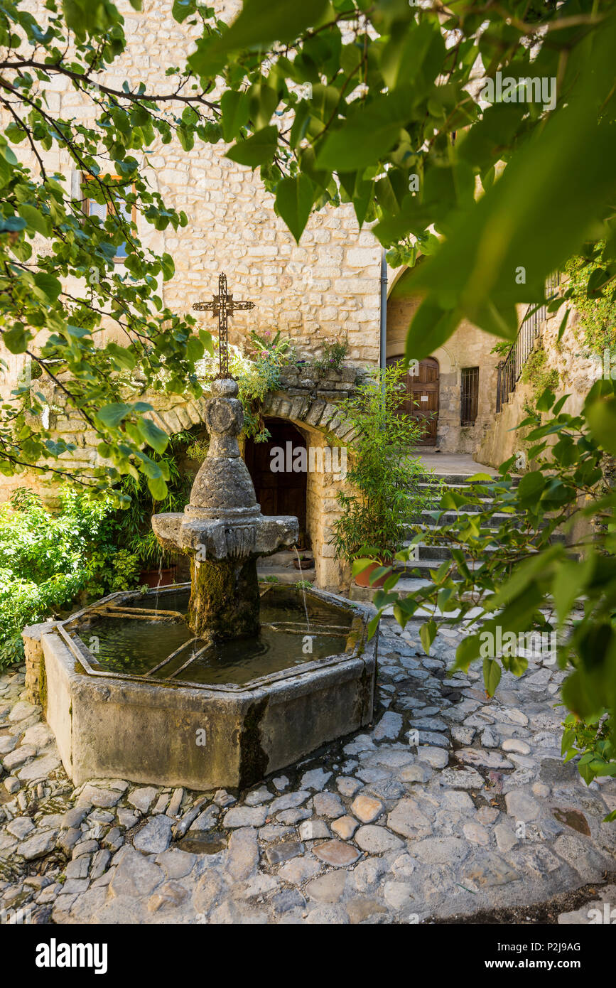 Medieval fountain, Crestet, bei Vaison-la-Romaine, Departement Vaucluse, Provence-Alpes-Cote d´Azur, Provence, France Stock Photo
