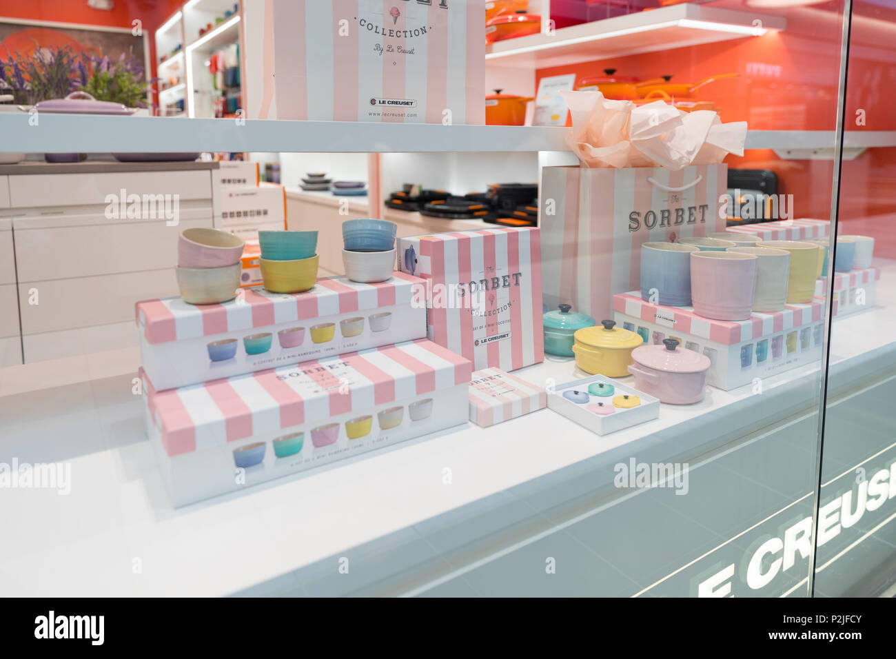 Le Creuset Paris store : r/LeCreuset