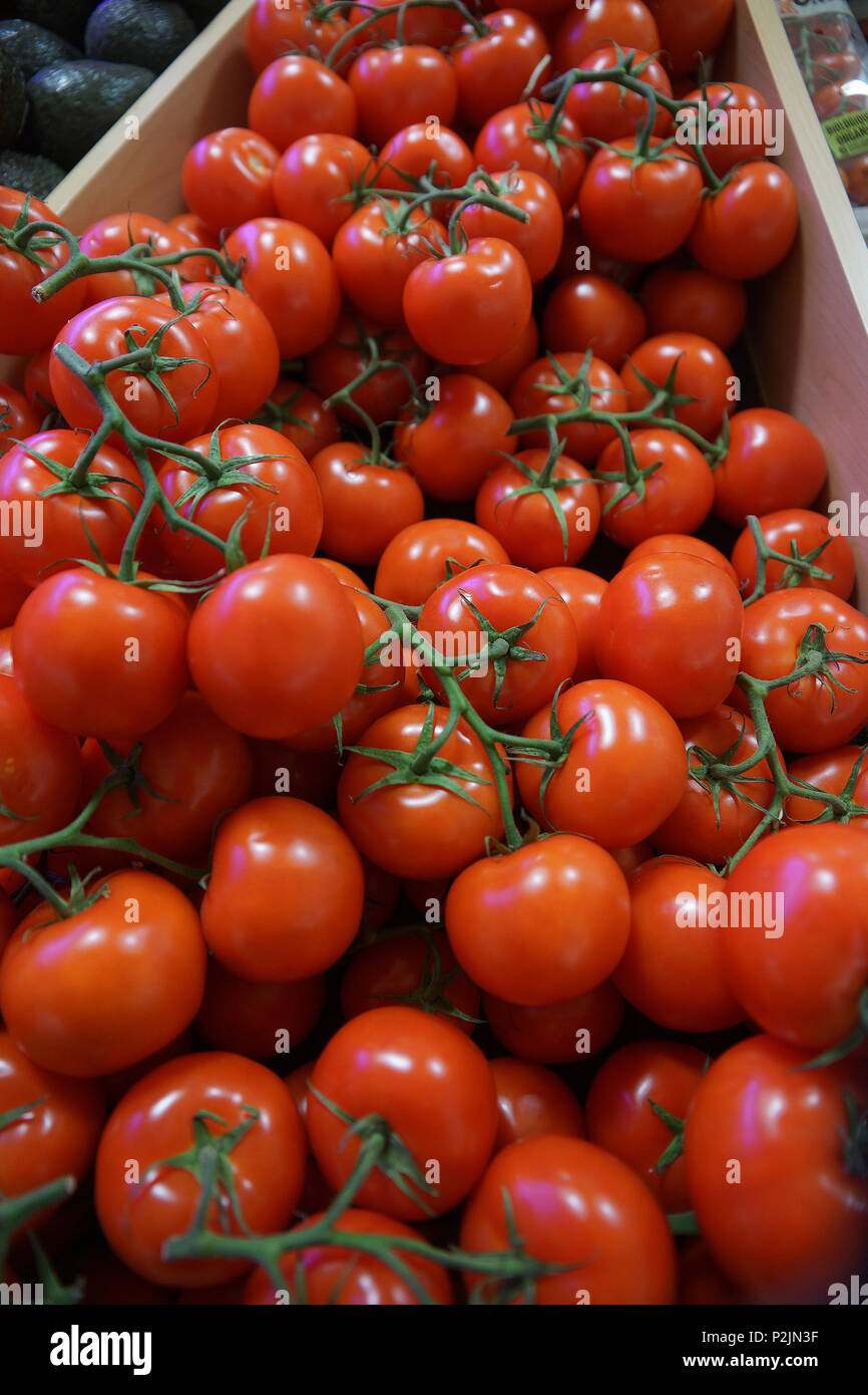 Montreal,Canada,6 June,2018.Display of organic tomatoes in a supermarket.Credit:Mario Beauregard/Alamy Live News Stock Photo