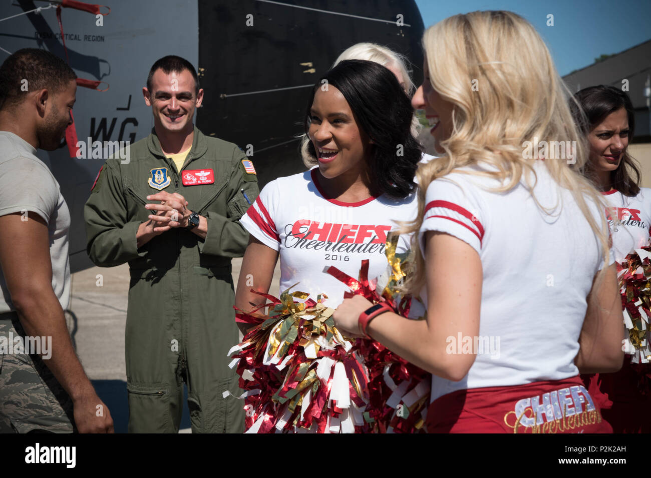 Kansas city chiefs cheerleaders hi-res stock photography and images - Alamy