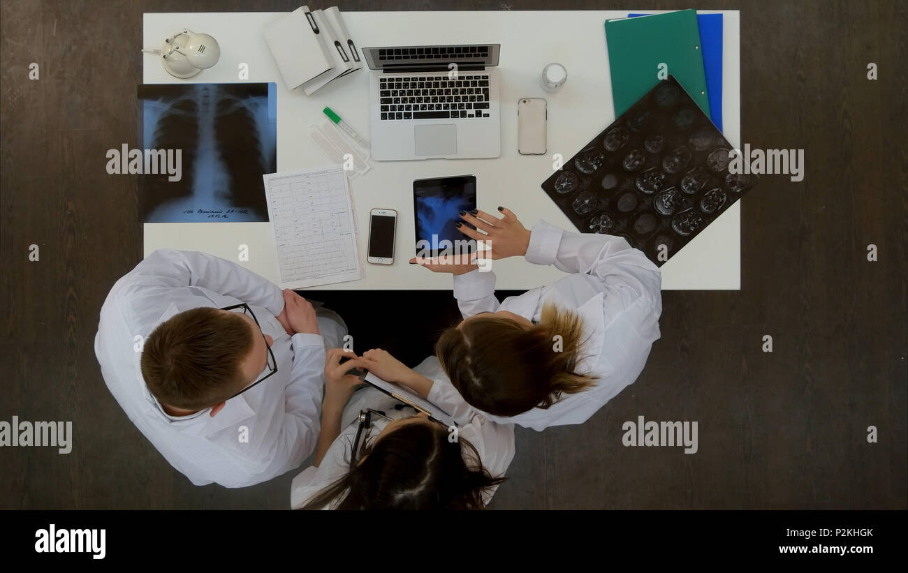 Medical colleagues holding xray hi-res stock photography and images - Alamy